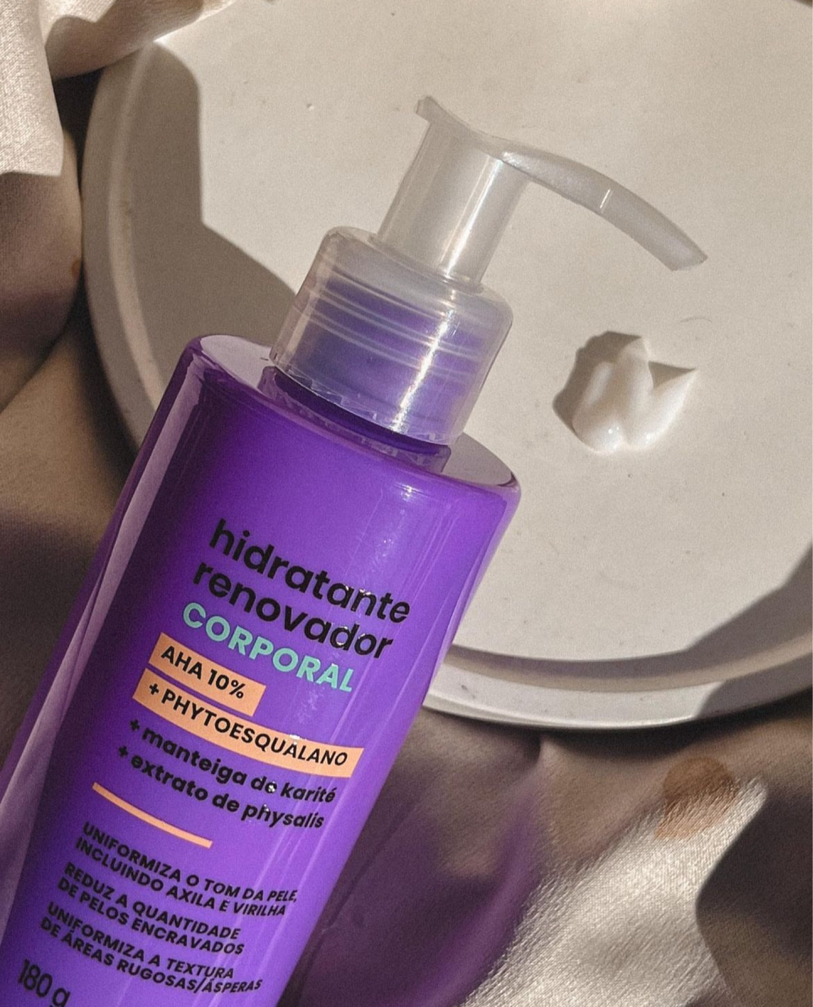 Quando a Sallve anunciou o Hidratante Renovador Corporal, eu enviei correndo pro meu marido pois ele precisava desse produto!
Esse hidratante promete uniformizar o tom da pele, melhorar a foliculite e a aspereza da pele, e eu posso afirmar que ele cumpre mesmo! Eu e o Renato testamos e a nossa pele do corpo melhorou MUITO!
Ele é ótimo pra diminuir aquele escurecido da pele, e pra diminuir os pelinhos encravados. O aspecto da pele fica muito melhor, mais viçosa e uniforme.
Ele fica um pouco mais melecadinho na pele, mas não é um produto para usar durante o dia, a marca fala que deve ser utilizado durante a noite.
Eu gosto de utilizar meu hidratante corporal diário normalmente, e aplicar esse aqui só nas áreas que preciso desse cuidado especial. O resultado é ótimo, gostei muito!

#LTKbrasil #LTKbeauty