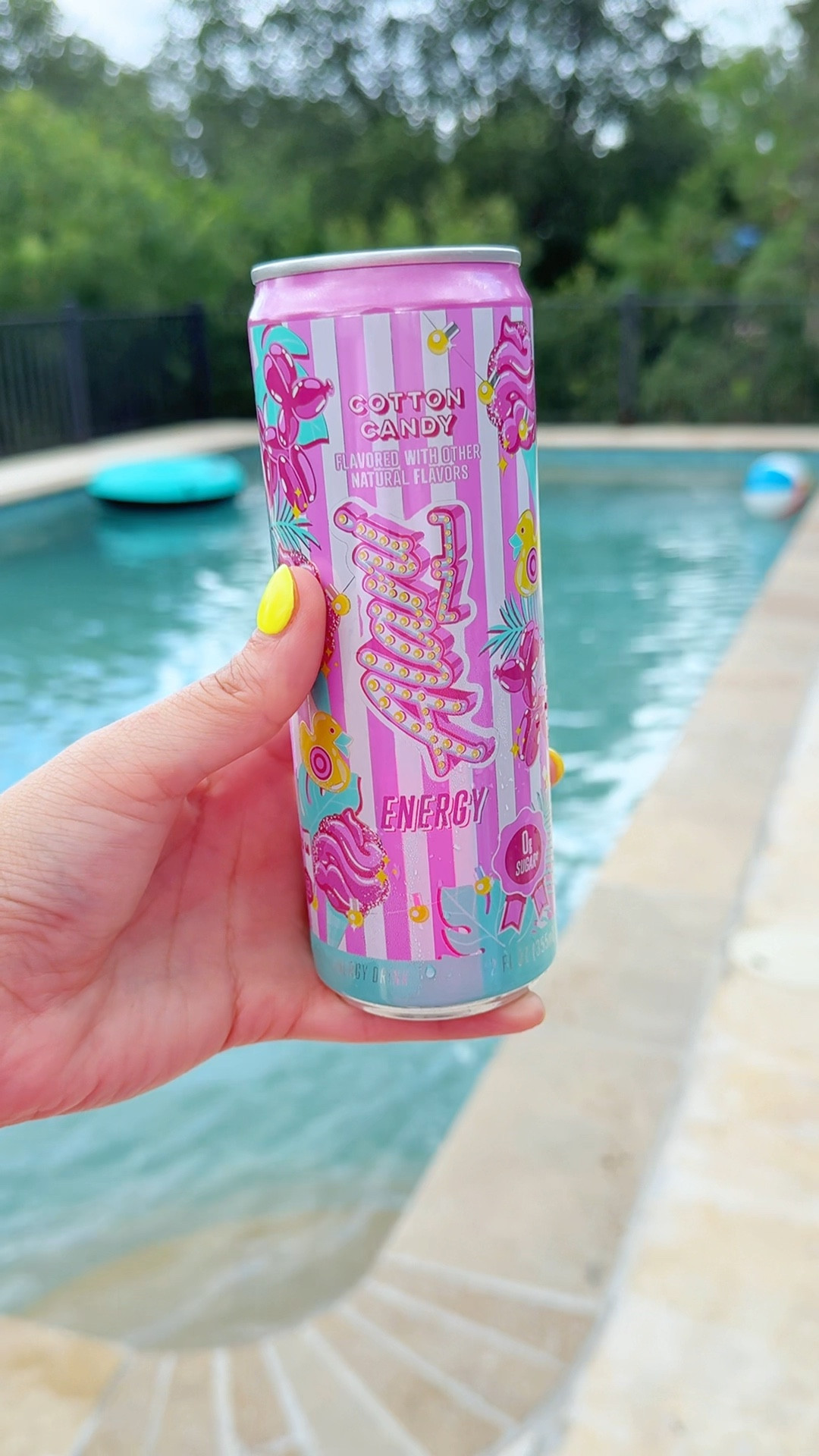 Sippin’ @alaninutrition poolside like it’s my full-time job. Staying hydrated and energized while living my best life. ✨💦🍬😌🩷