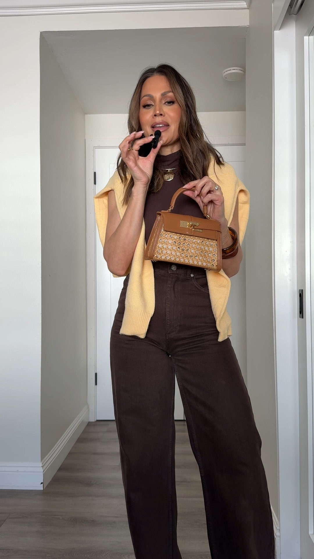 How I’m transitioning fall outfits into spring without buying all new pieces.

Neutral base.
Pop of yellow.
Woven bag + open toe heels.

Easy. Chic. Repeatable.

Linked here 🤍


#LTKootd #LTKgrwm #LTKU