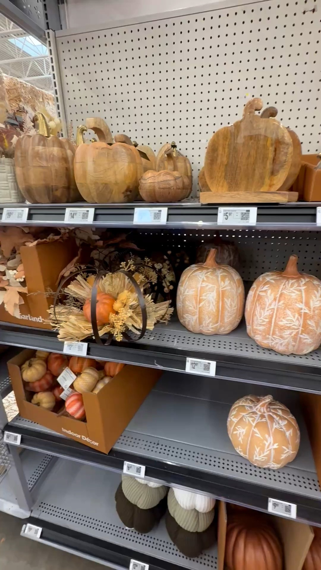 Walmart run to check out their new fall and Halloween collection🎃🍂🍁👻


Walmart home decor / Walmart seasonal / fall decor / pumpkins / fall home

#LTKxWalmart #LTKSeasonal #LTKHome