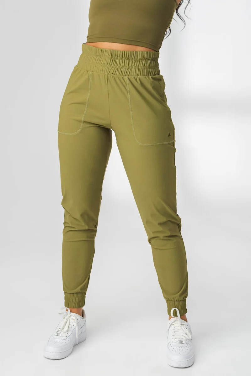 The Women's Swift Jogger - Olive | Vitality