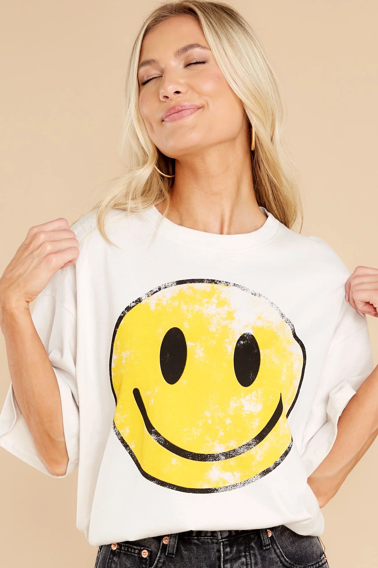 Share A Smile Beige Graphic Tee | Red Dress 