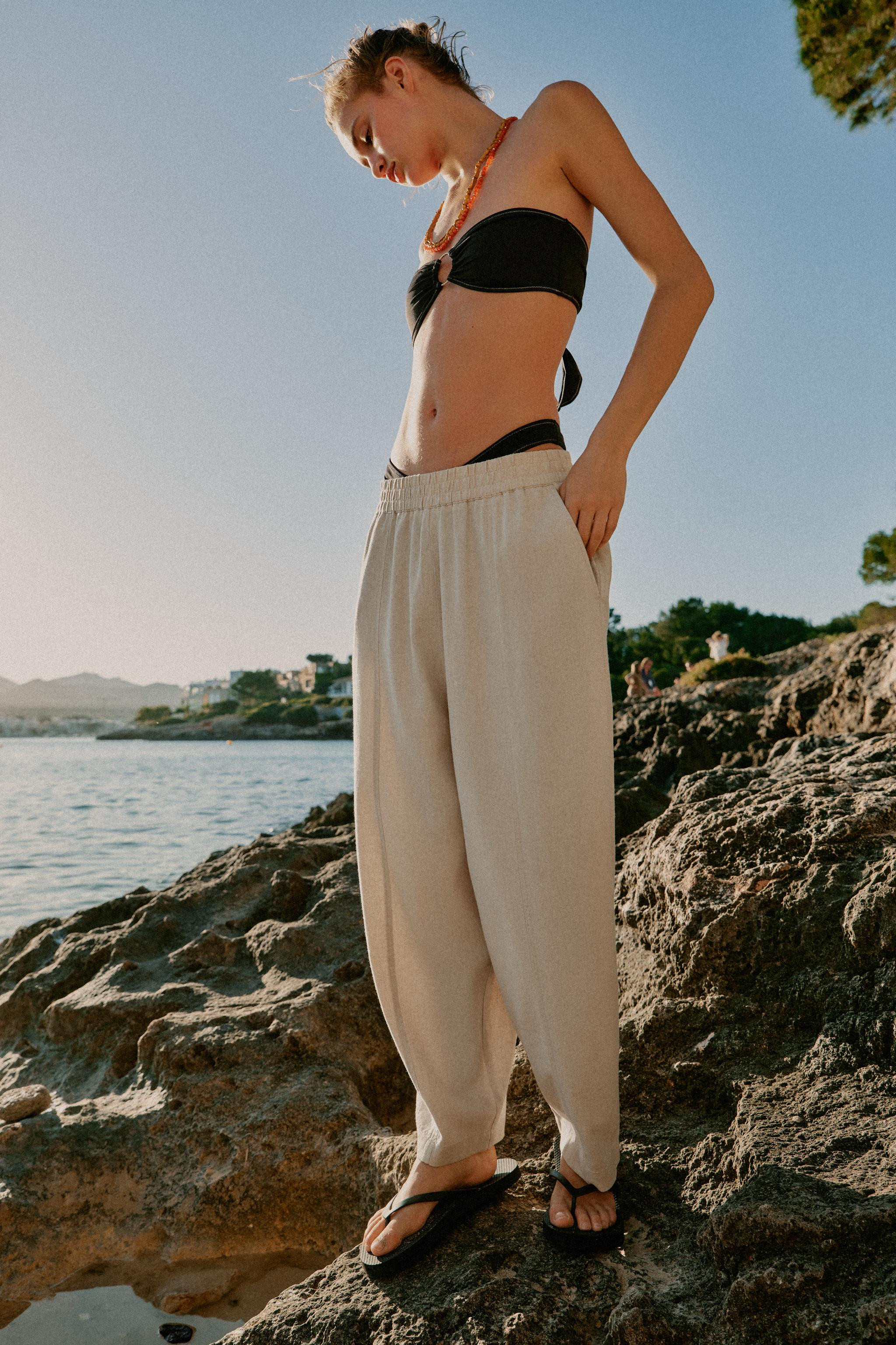 Trousers made of a linen blend. Featuring an elastic waistband and front pockets. Loose-fitting l... | Zara UK
