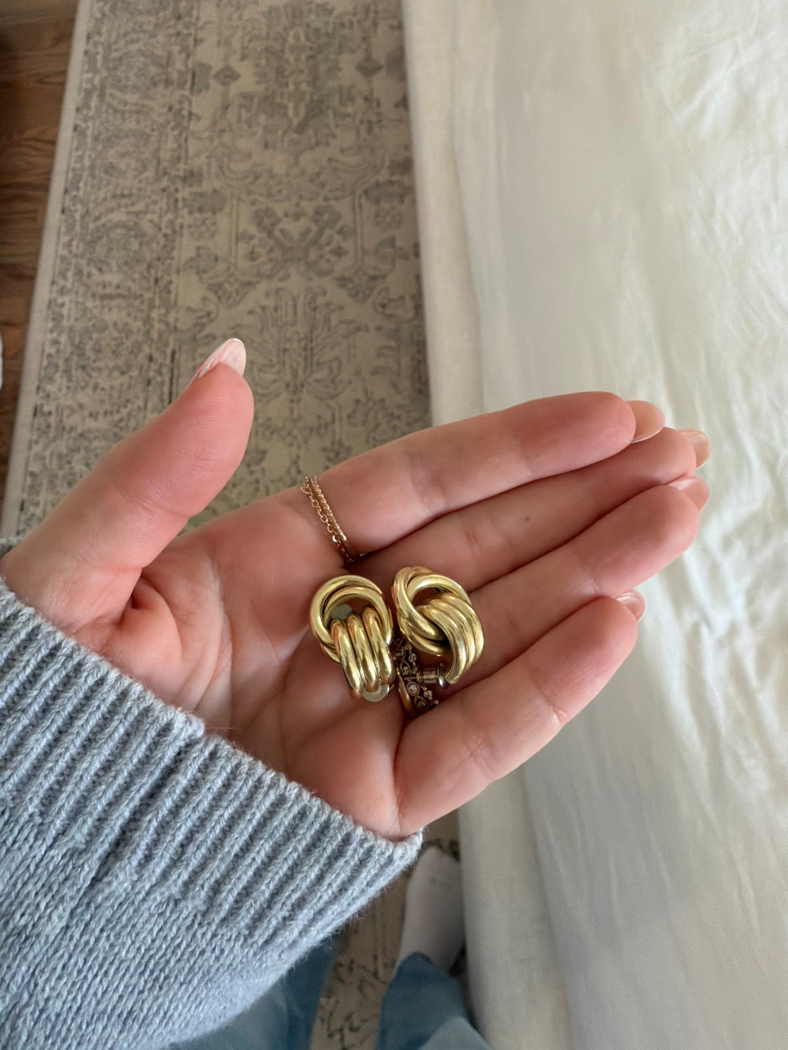 An easy last-minute gift idea for her that she’ll love! These knot earrings are under $15 and available on Amazon 🤍

#LTKGiftGuide #LTKSeasonal #LTKHoliday