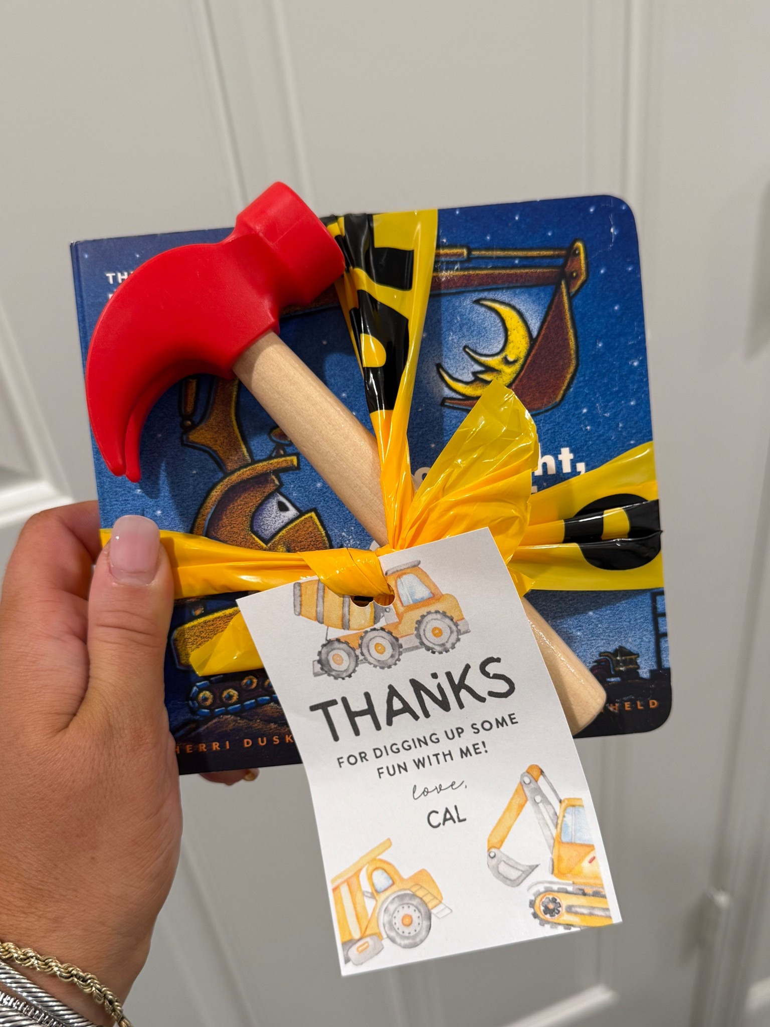 Construction themed party favors, small gifts or goody bag for friends! 

Instead of doing the traditional goody bag, I found these good night construction site board books under $5 on Amazon! I reused party decor and created a little class room favor. 