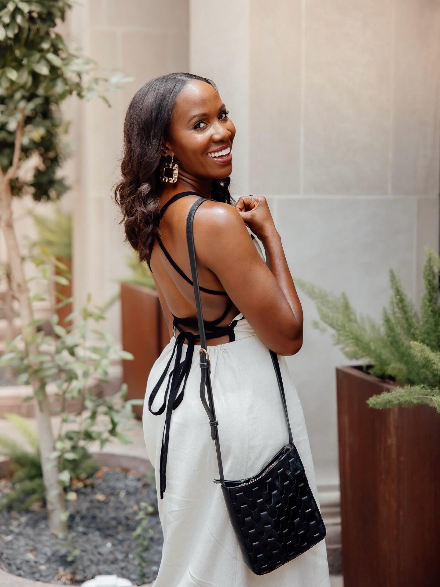 Timeless or trendy fashion? That’s my question for you! 

This dress is back in stock in every size, so consider this your little spring preview from me. 😉 Shop it on my @shop.ltk. 

#trendyfashions #timelessfashion #springfashiontrends #elevatedfashion