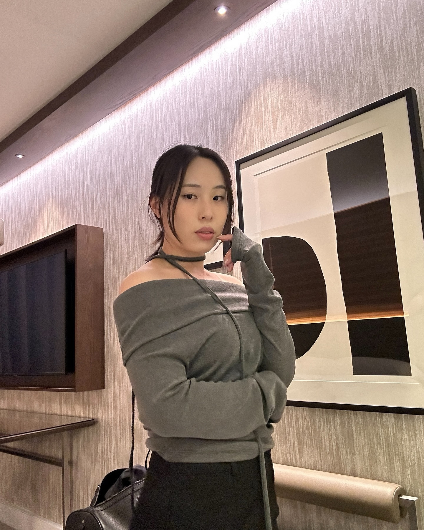 Hello! If you’re new here my name is Danni and I’m going to HOPEFULLY make your life easier if you have a long torso. If you’re not new here, I’ve found a purpose for my platform 😂

If you’ve noticed that you’re sitting shoulder-to-shoulder with somebody who is usually taller than you (while standing), that’s a sign that you might just have a long torso 👀

If you notice your fat distribution to be a bit more favourable on your torso, and less favourable in your thighs and legs. Chances are you have a long torso 👀 

If you notice that you look ten times stubbier in baggie jeans that are PARTICULARLY low waisted, then congratulations and welcome to the club, you officially have a long torso. 

Follow along and let’s sort this sh&t out together. 😤

Disclaimer: we are not hating on our long torsos btw, just trying to find some balance and create an illusion of looking taller… 

I don’t know what I’m doing, will you come with me on this journey? 🥺 

Off the shoulder top and black skirt @lewkinofficial (use code DANNIREN to get 30% off your entire order) 🥳🎉