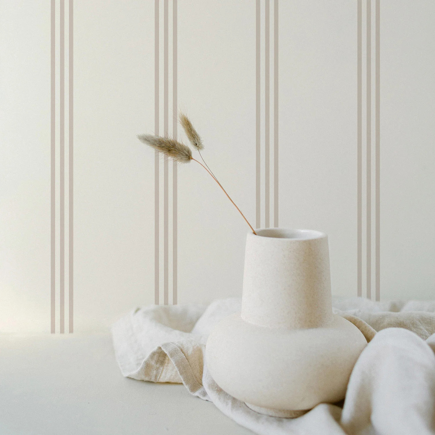 Minimal stripes wallpaper in Neutral Colors | Livettes Wallpaper