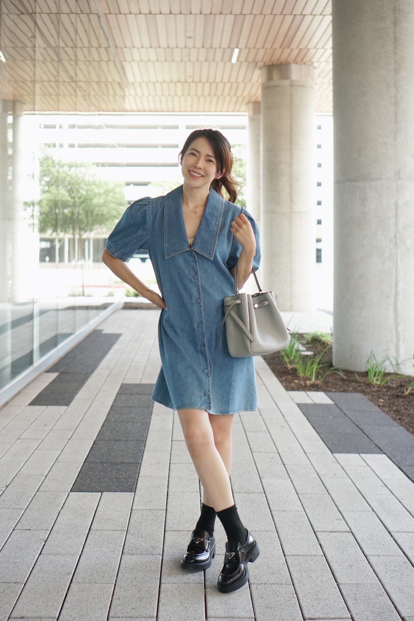 好看的丹寧洋裝就是夏天穿搭的萬用王牌，復古大翻領＋澎袖設計太加分，搭配一條 LOEWE 細腰帶，比例立刻升級，再配上厚底樂福鞋和 Tory Burch Romy 水桶包，走一個復古青春又休閒的 vibe～

#Saks #SaksPartner @Saks


#LTKstyletip #LTKpetite #LTKsummer