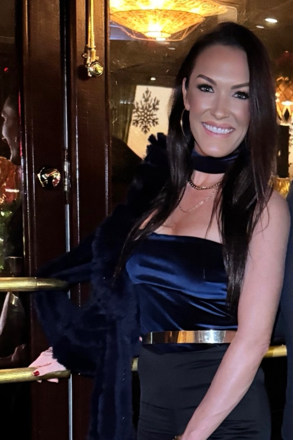 Velvet dreams and golden gleams ✨ Serving luxe vibes in navy and gold. #GoldenHourGlow #VelvetVibes #OOTD #ZARAneckscarftop

#LTKHoliday #LTKParties #LTKStyleTip