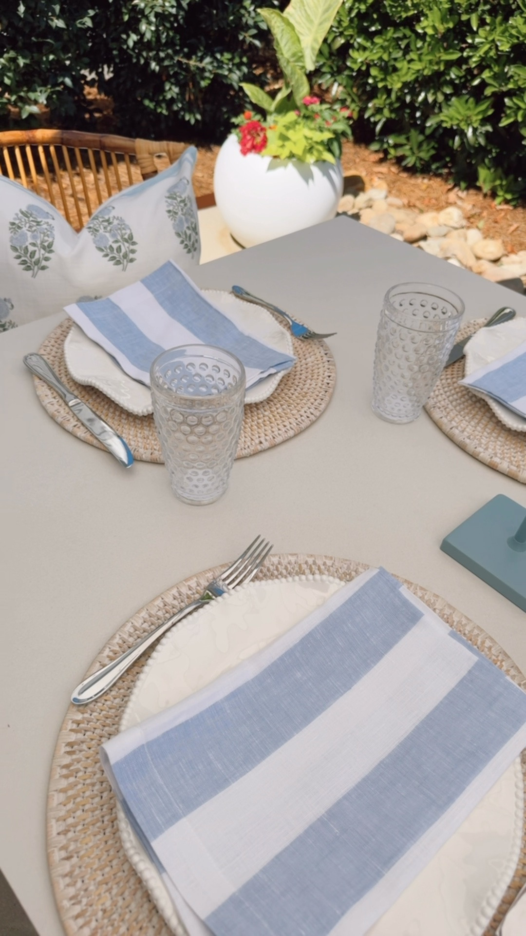 #AD @Wayfair #wishyouwerehere #outdoor #Wayfair #WayfairPartner 

Outdoor entertaining doesn’t have to be complicated. Everything on this table is from Wayfair 🤍