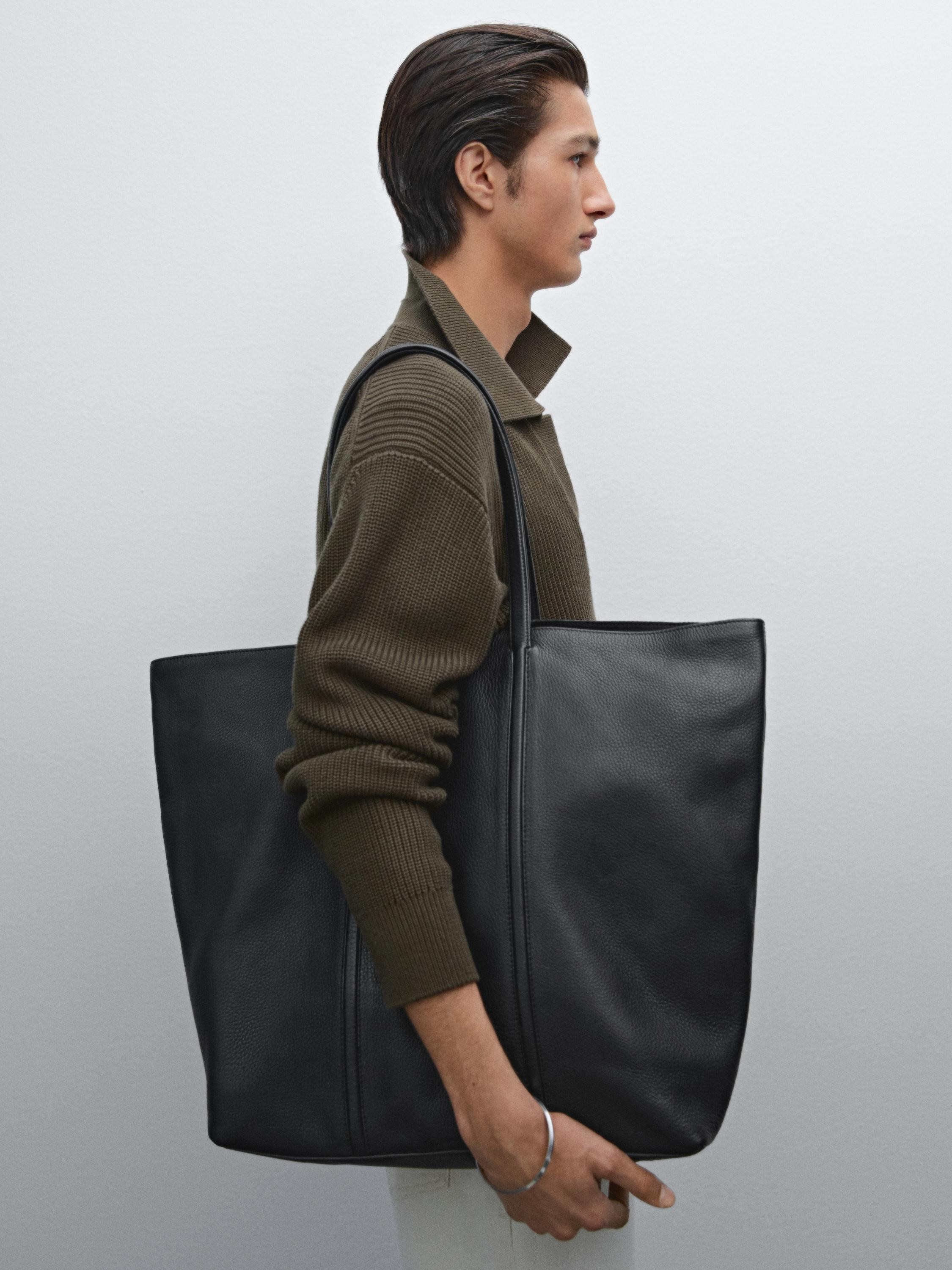 Handbag made of cowhide leather with a nappa finish. Two handles and shoulder straps . Main compa... | Massimo Dutti US