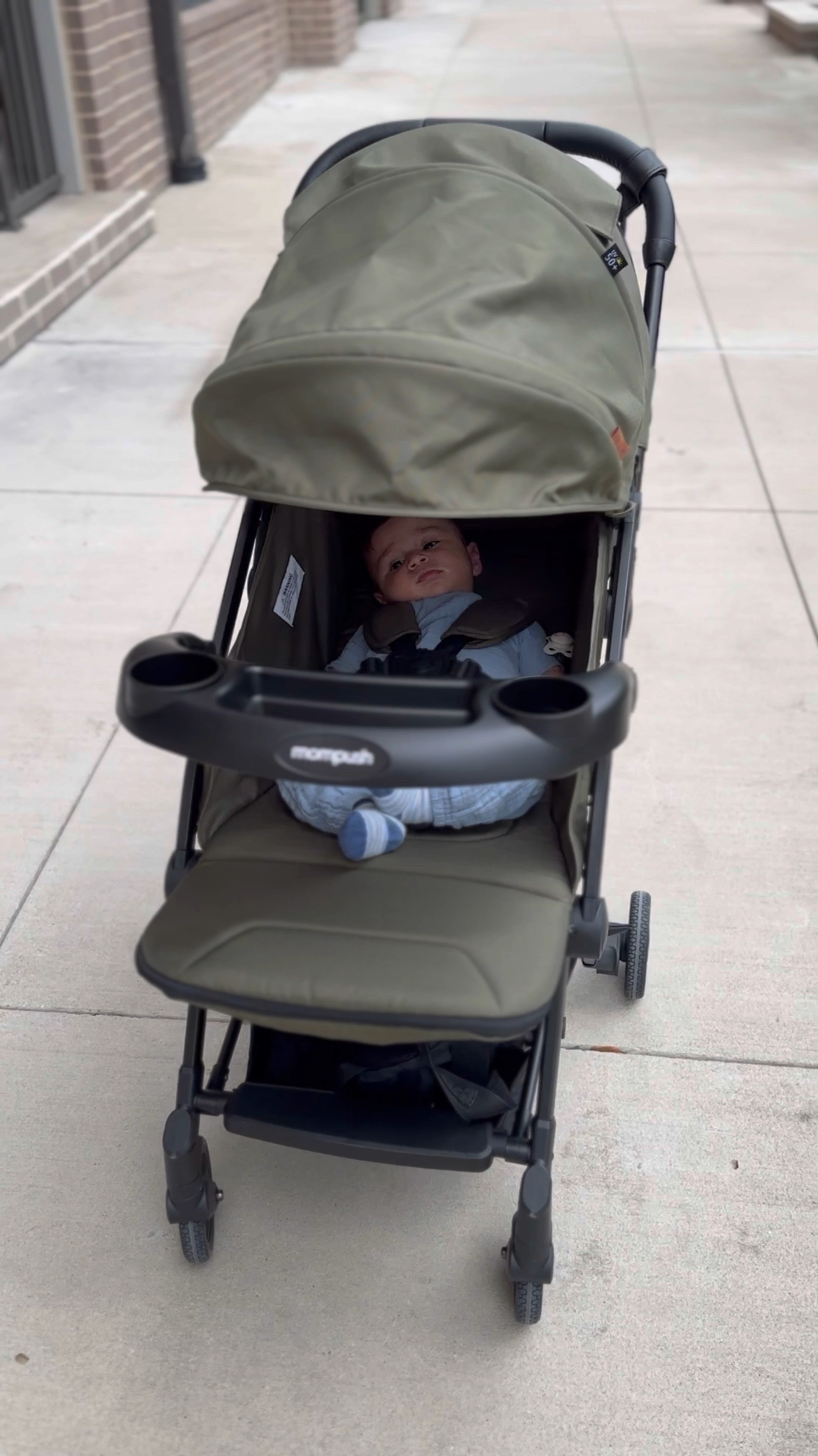Come with us to our local farmer’s market with our Lithe V2 travel stroller by @mompush_stroller 🍌 🍎 🫐🍇🍓 This stroller is lightweight, so easy to maneuver, folds small enough to fit in the overhead bin of most airplanes and looks so dope. The olive green colorway is 😍 The stroller is also affordable and definitely is must for any travel mamas ✈️ 
