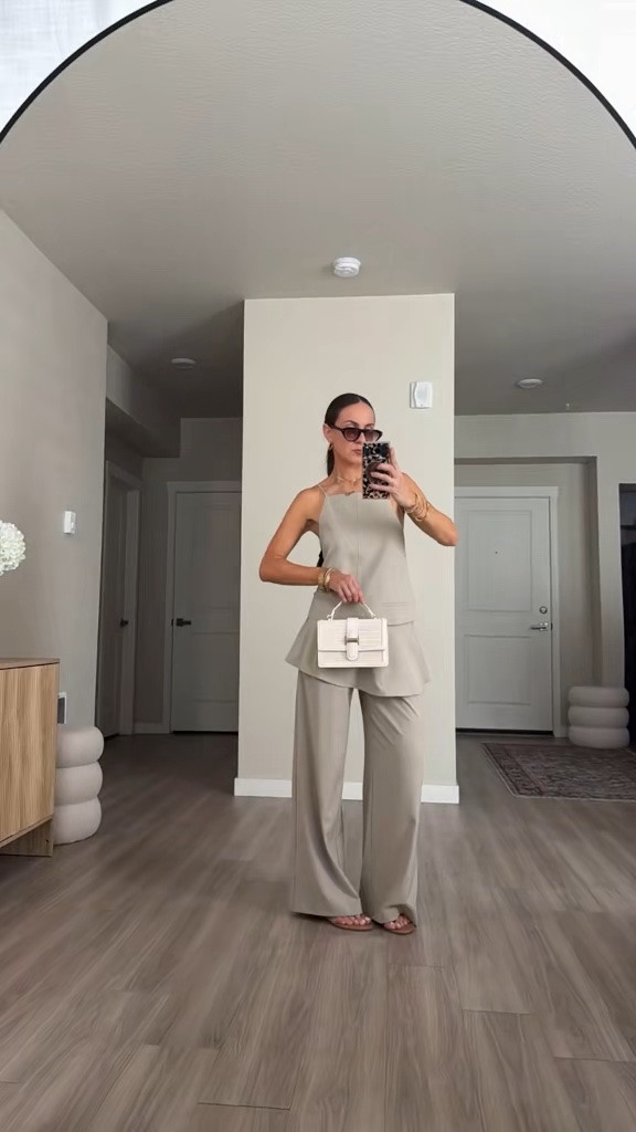 Minimalist style 
Skirt pants 
White straw bag 
Monochromatic style