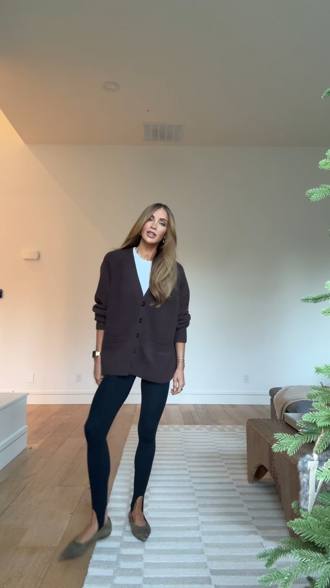 Cozy and chic for a day of games. Sport mom mode ✔️

Cardigan small
Leggings xs
Tshirt xs