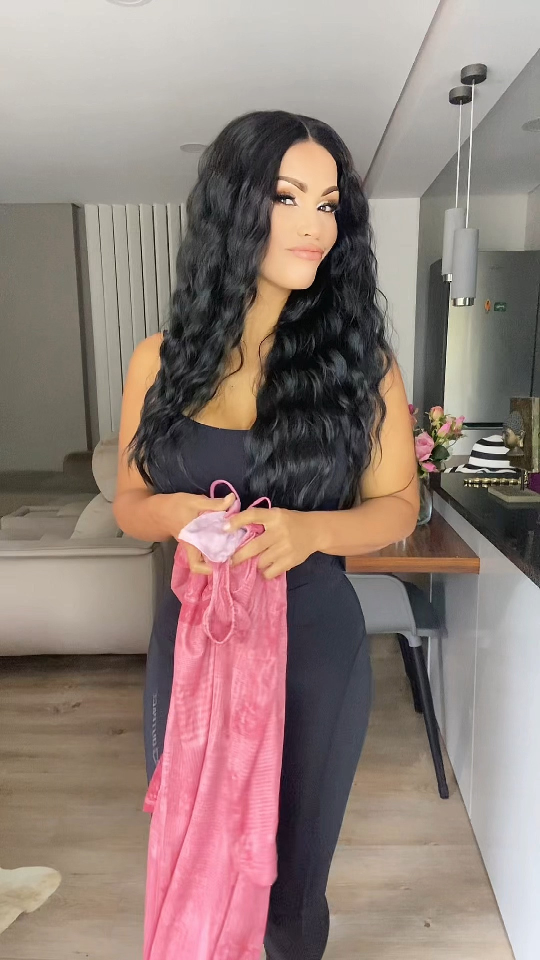 O vestido da @cherley.official de primavera/verão mais perfeito, está aqui em uma linda estampa rosa. Vestido de inspiração retrô e justo que exala elegância e sensualidade. Com design decotado, esse vestido é perfeito para quem quer exibir suas curvas com confiança.

O decote quadrado acrescenta um toque de sofisticação, enquanto as mangas longas conferem um charme atemporal.

Código de desconto exclusivo: vivi20
O valor do desconto é de 20% 

ONDE USAR:

Noites românticas, jantares elegantes, casamentos, eventos e eventos glam.

#Cherleygirls #Cherley #cherley