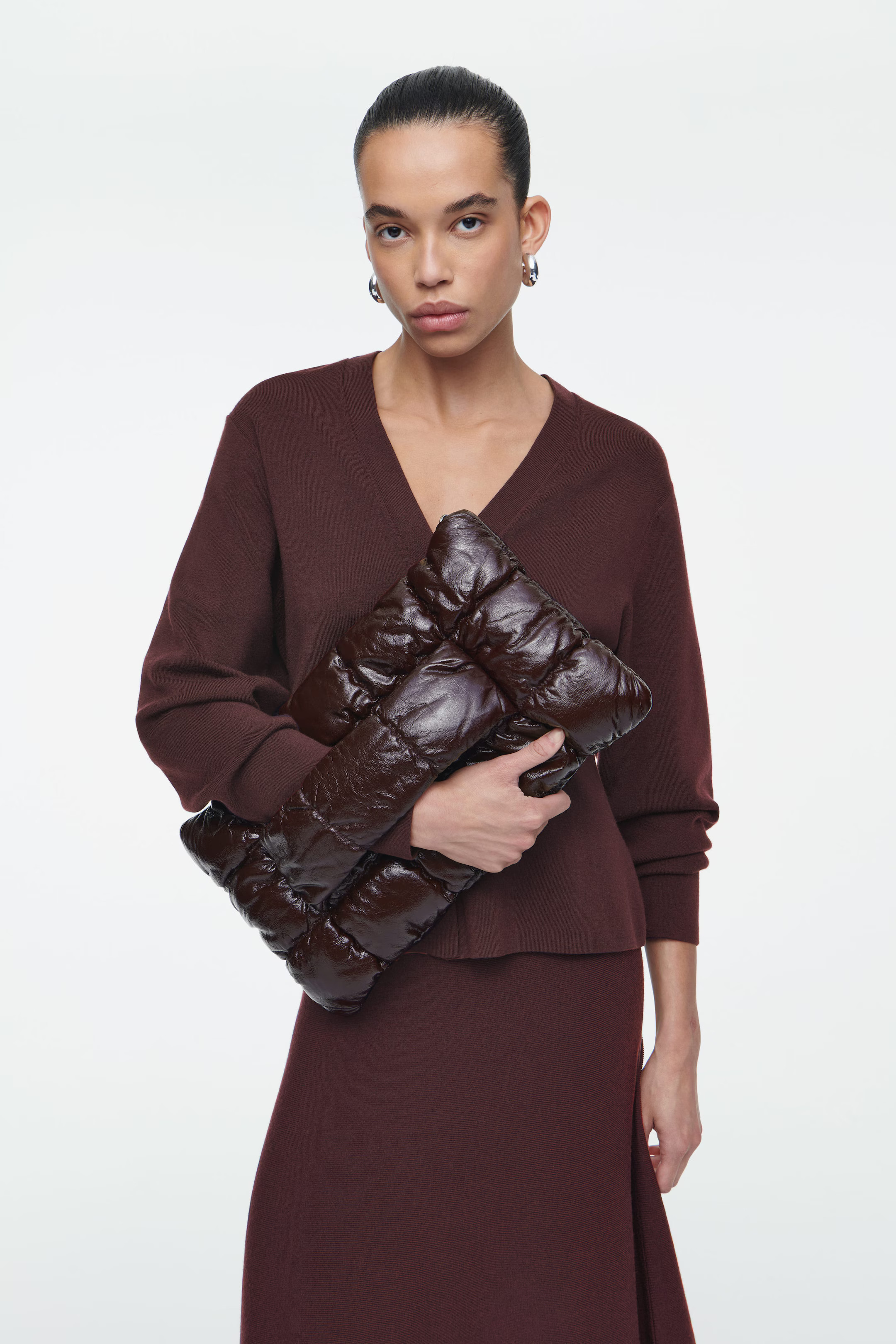 PILLOW QUILTED CLUTCH - LEATHER - BURGUNDY | COS (EU)