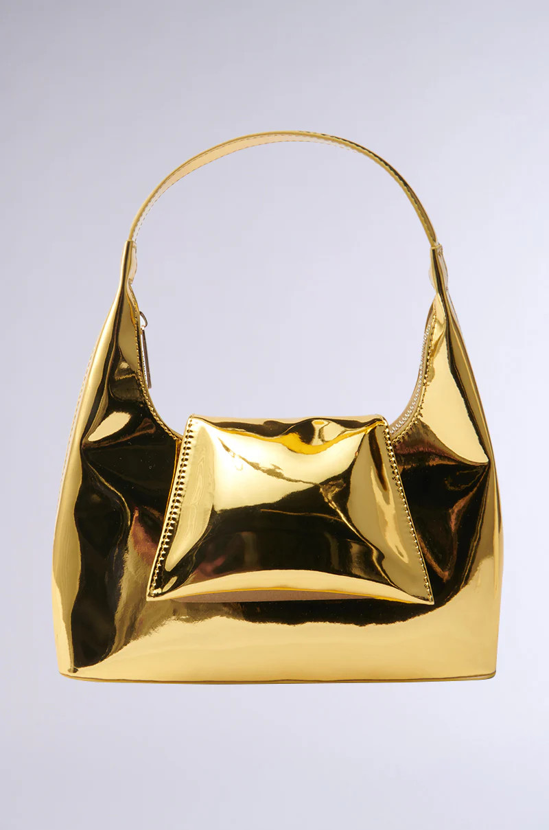 IN LONDON WITH IT PURSE | AKIRA
