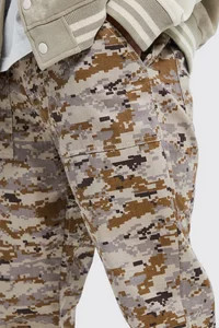 Fixed Waist Slim Flare Cargo Camo Trouser | boohooMAN (DE, IE & UK)
