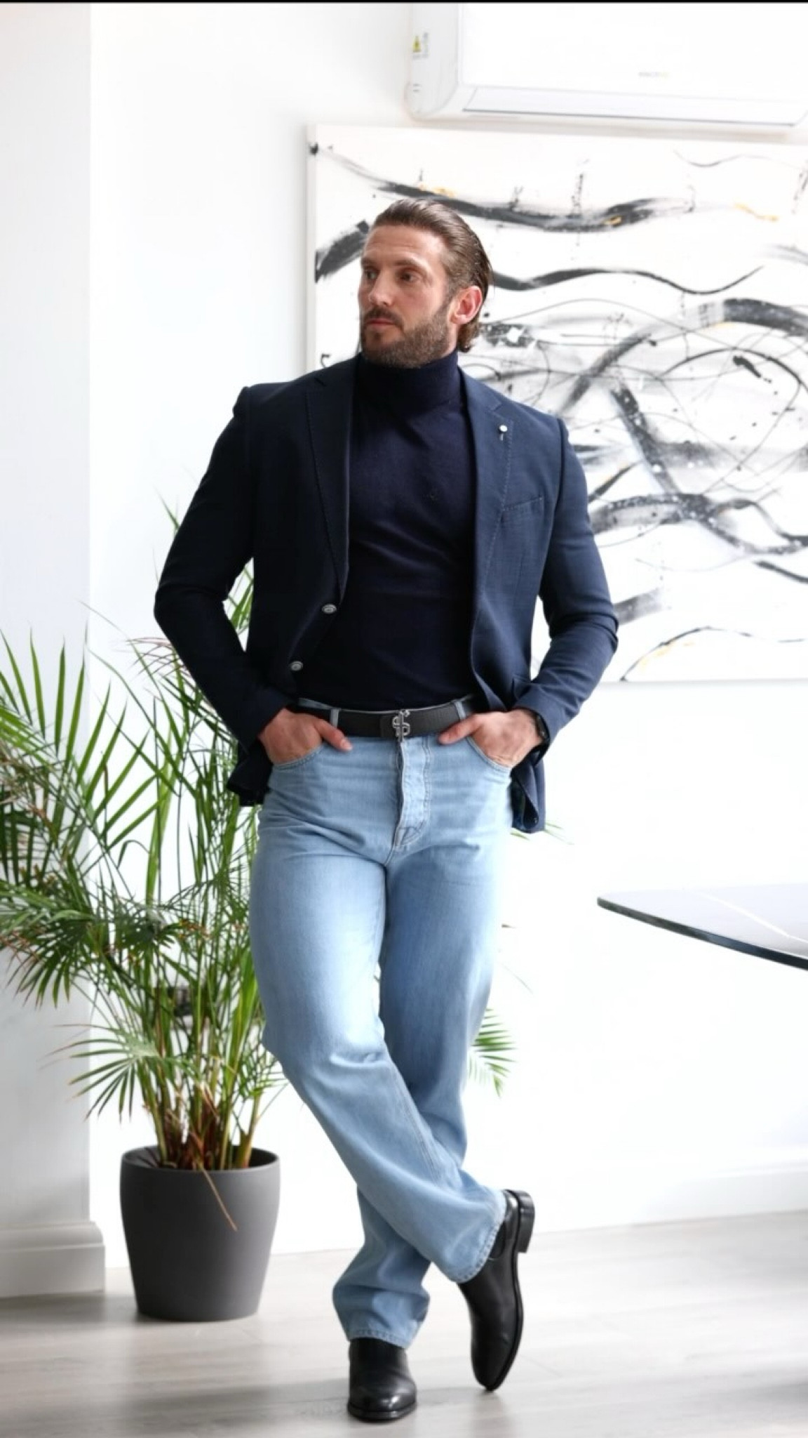 A nice casual yet Smart vibe for today 🚀 I love Pairing a roll neck with a blazer but switching to jeans adds a much more relaxed approach to the entire outfit yet it remains relatively smart ✅ 

a great option for when you want to dress well but the occasion isn’t very formal 🔥🔥 check my ltk for item links 🔗 🫶