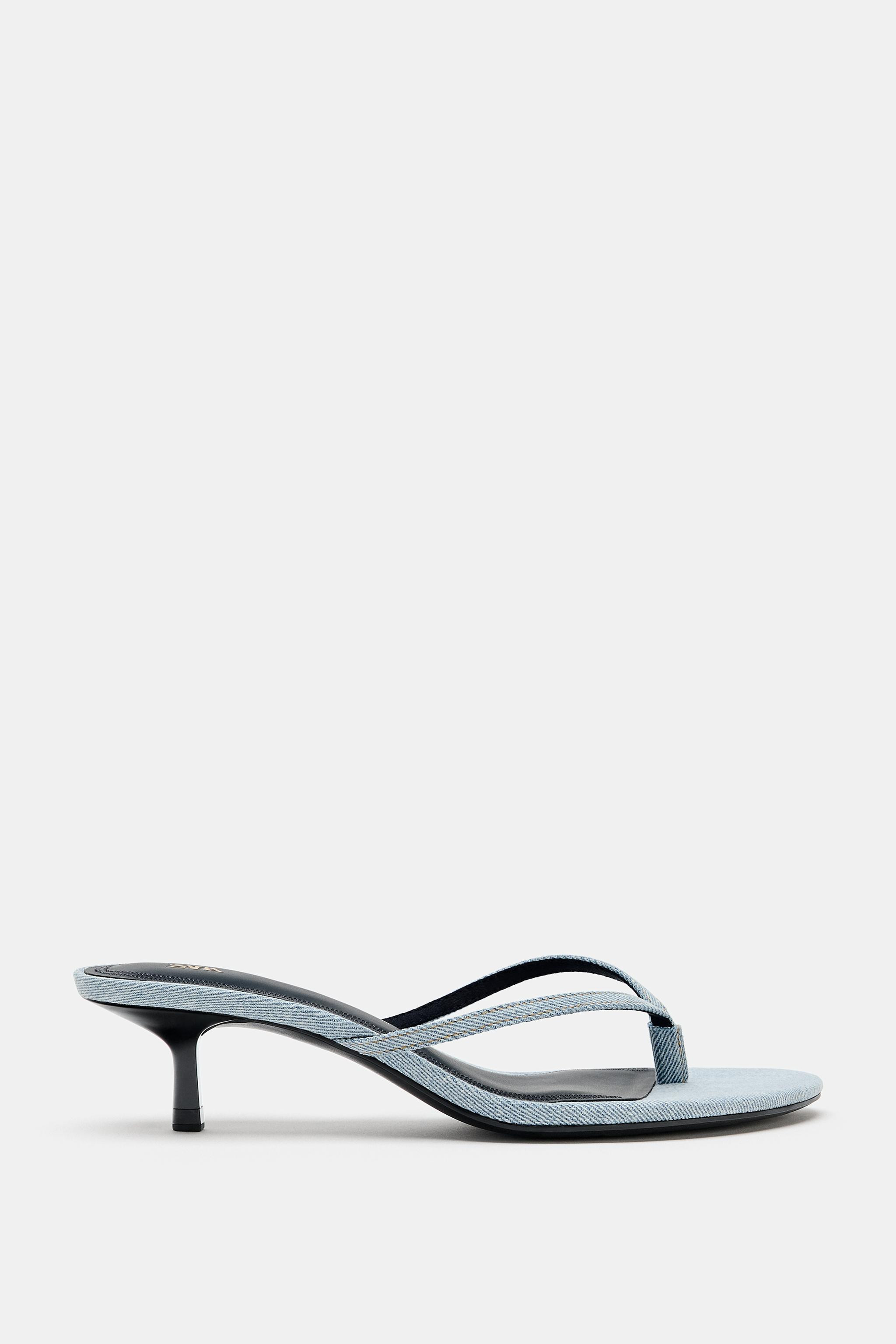 Gr\u00f6\u00dfe des Models: 181 cmAbsatzsandalette. Oberteil aus Denim. Zehensteg. Schmaler Kitte... | Zara DE