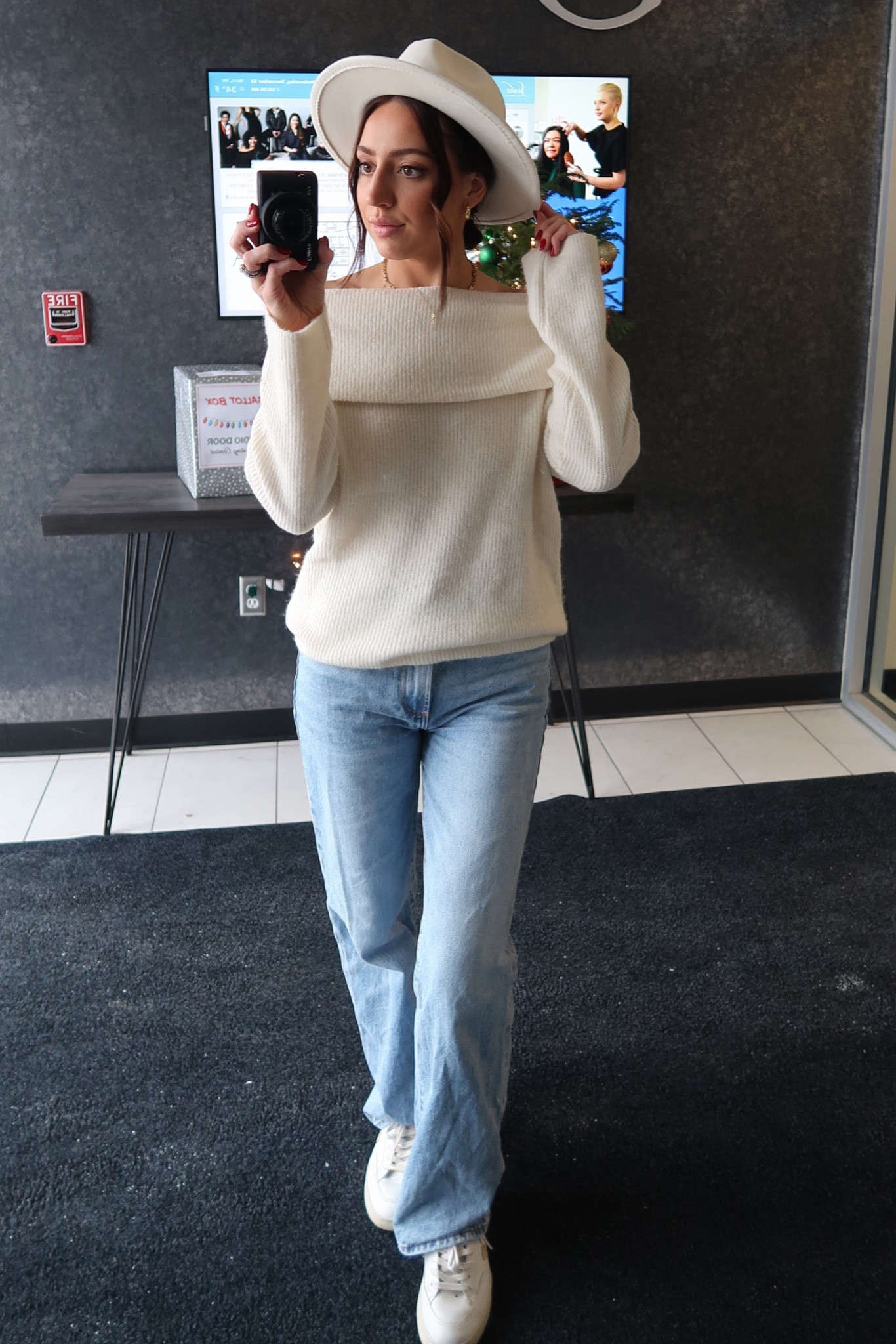 Sweater weather ❄️

#LTKSeasonal #LTKStyleTip