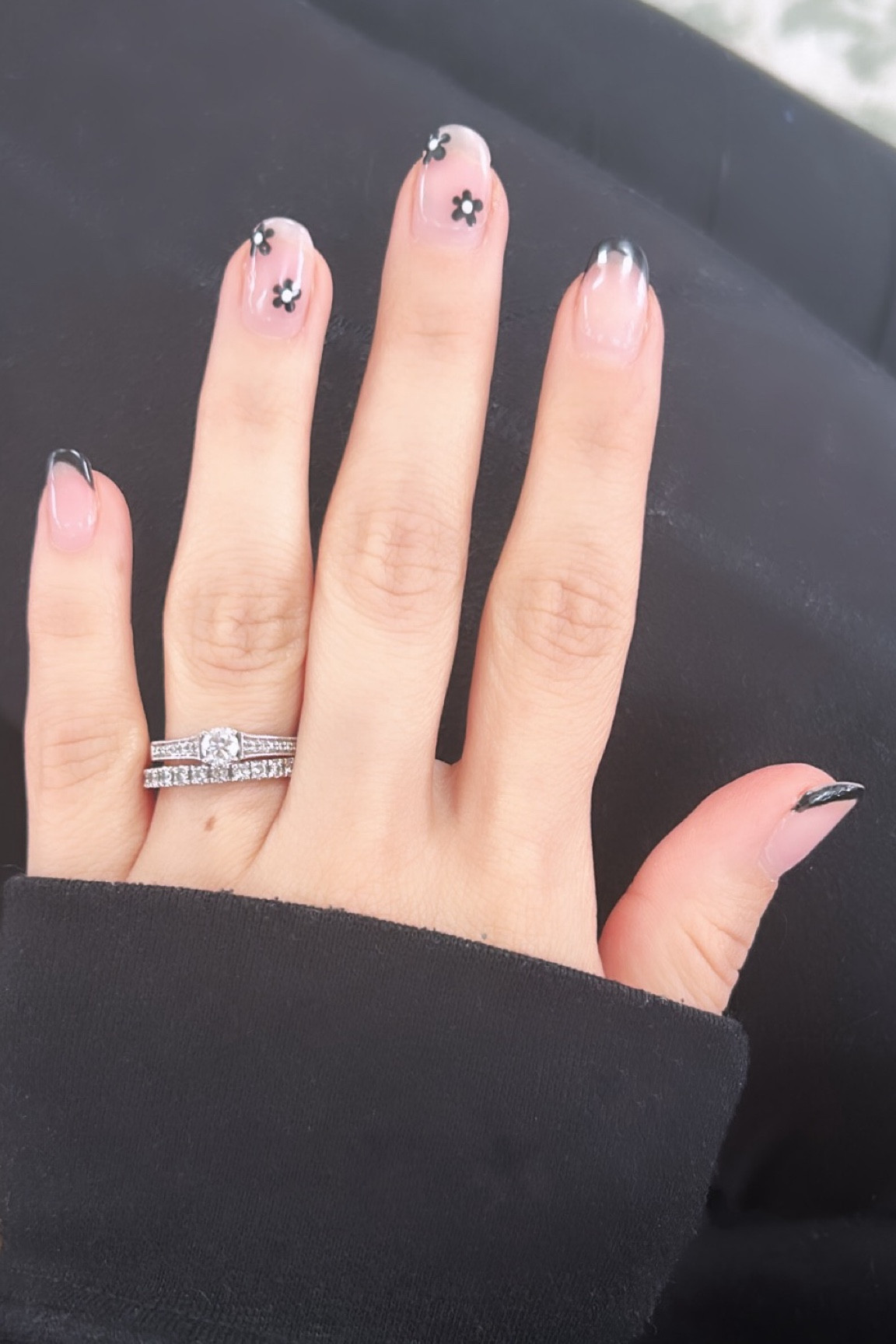Spring Mani 🖤🌼

#LTKbeauty #LTKSeasonal #LTKstyletip