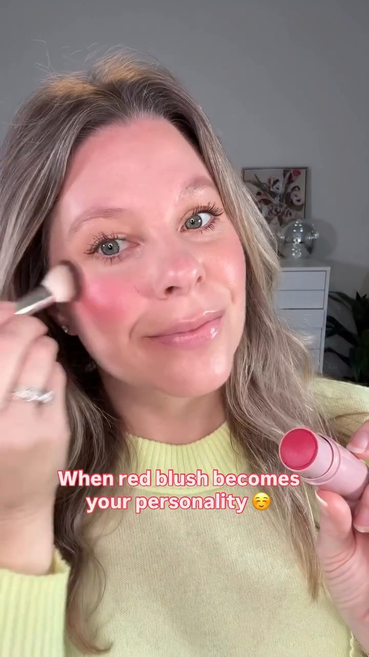 Ever since I tried this red blush, I can’t stop wearing it! I’m in love. It just gives my cheeks a pop and brightens up my face. Who’s tried red blush before? 

Love this one by @personacosmetics ❤️ happy to send it your way, just let me know in the comments!

#redblush #wintermakeup