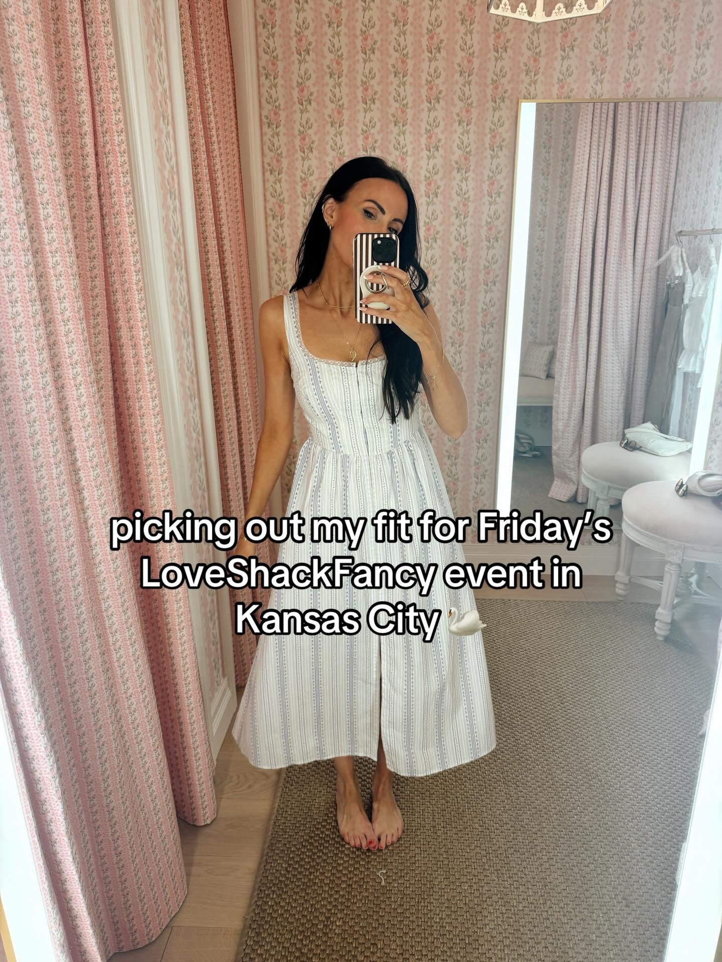 Come sip and shop and build a bag charm with me tomorrow night - and if you have plans, come Saturday or Sunday too! You know I’m loving all things floral this season, so it’s just too good to be true for @loveshackfancykansascity to have opened this spring! 🌸 I’ve linked all of these styles in LTK.