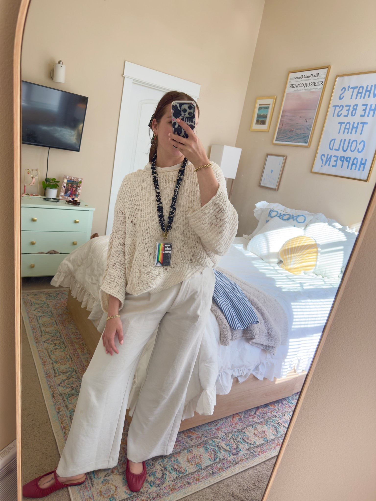 I love white pants in spring!! Tried to find similar vibe for top 🤍