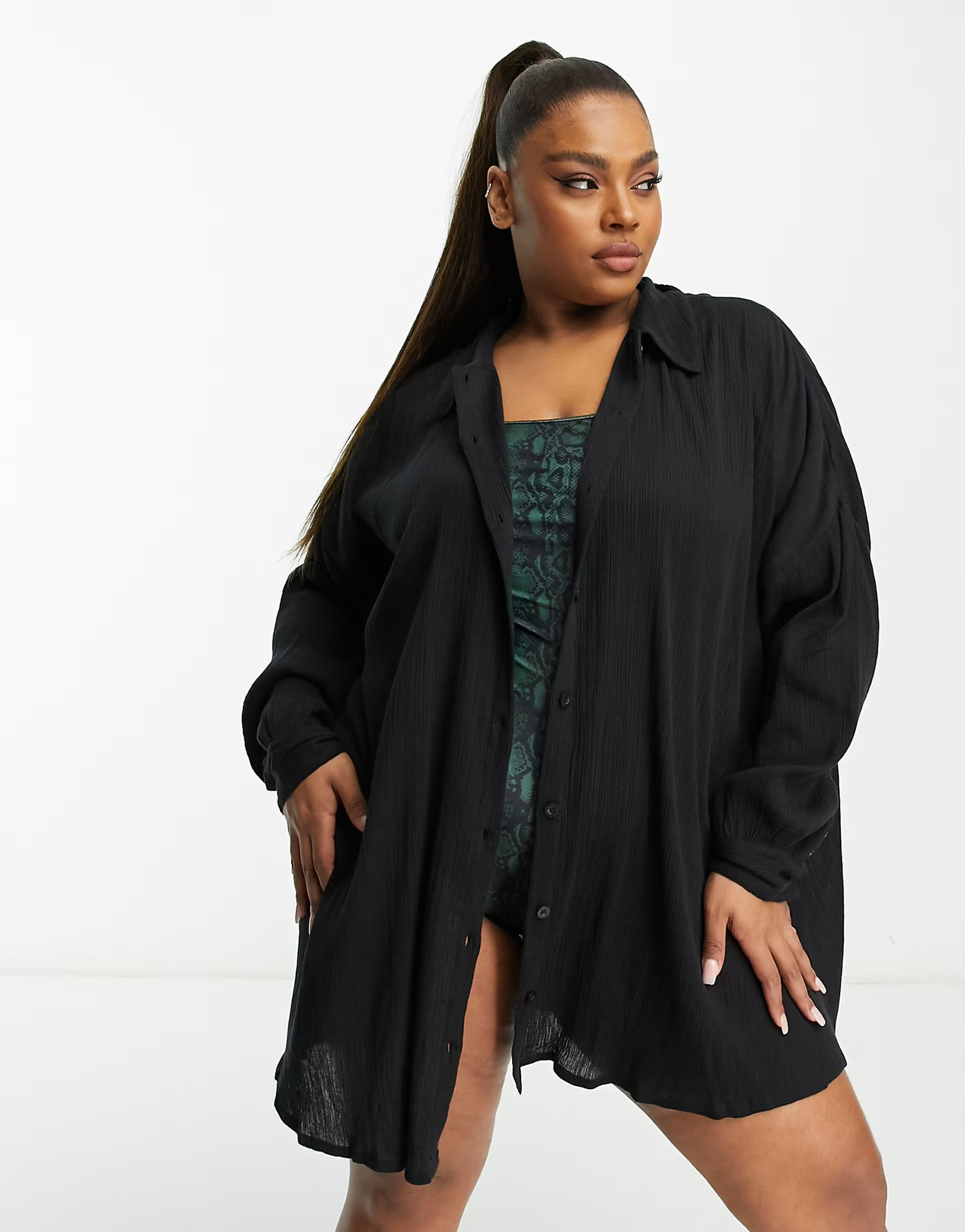 ASOS DESIGN Curve – Strandhemd in Schwarz mit Knitteroptik | ASOS (Global)
