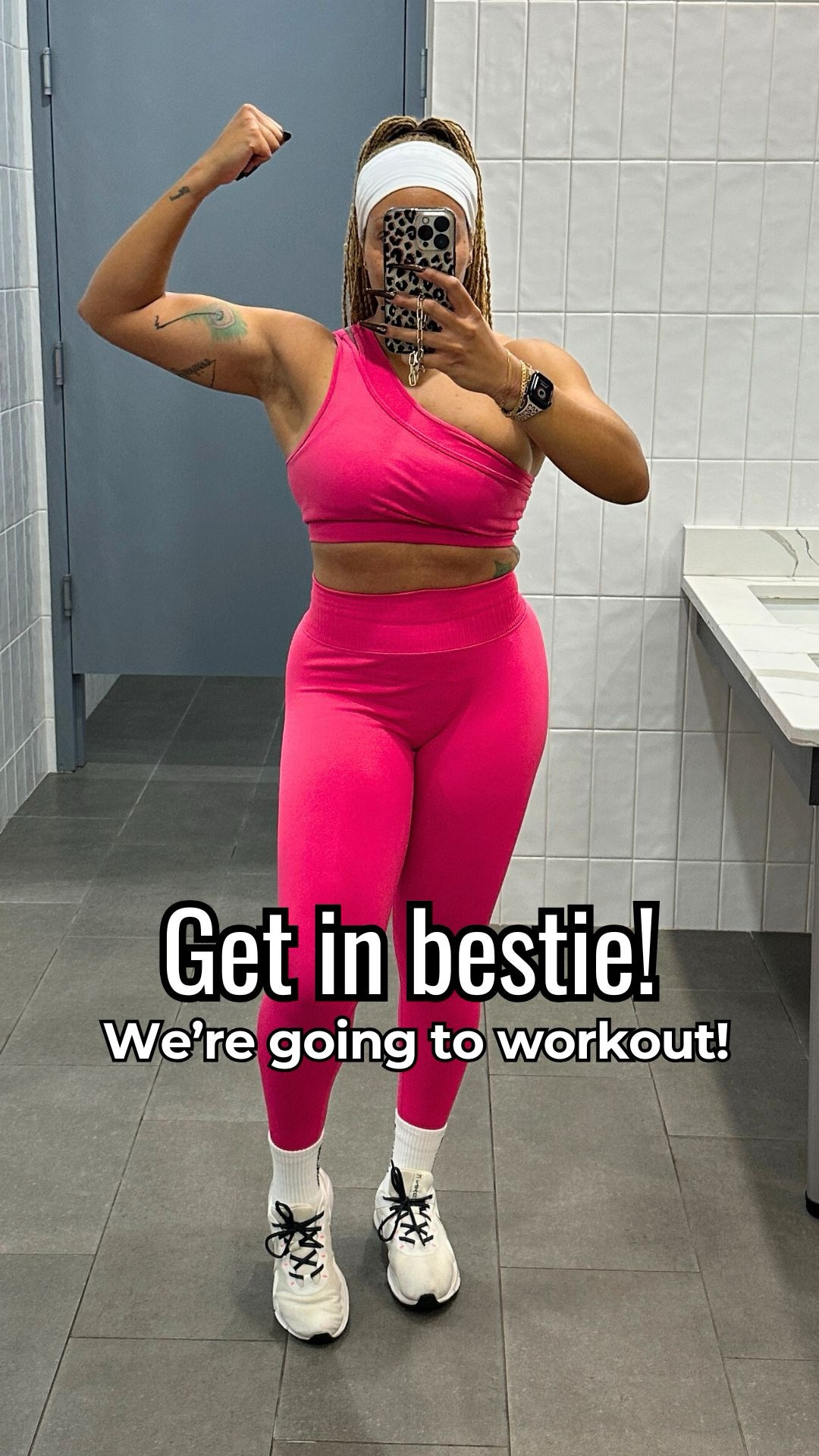 On Wednesdays we wear pink & barbell cycle! 💖🏋🏽‍♀️

To barbell cycle do 5 reps of 5 different exercises (yes, I did 6 🙃) without putting the bar down
It’s a great full body workout & you can remix it with whatever moves you want!

This barbell cycle:
5️⃣ Deadlifts
5️⃣ Hang Cleans
5️⃣ Push Press
5️⃣ Back Squats
5️⃣ Good Mornings
5️⃣ Bent Rows
The goal is 10 rounds in 30mins or less, so the weight should NOT be heavy!

Let me know if you try this! 💚