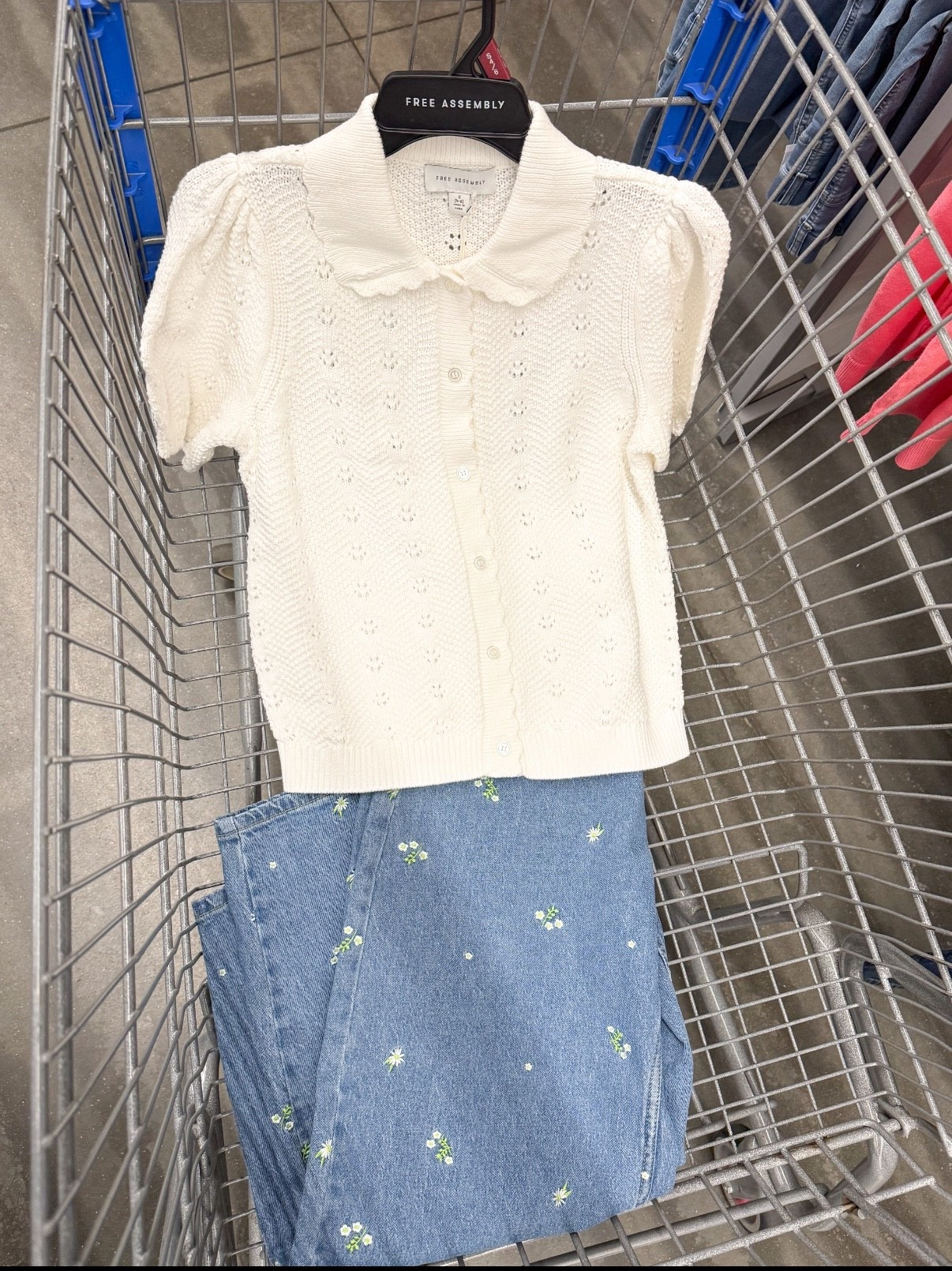The flower detail on these jeans are cute! 🌼This adorable top is perfect to pair with them. Walmart Free Assembly 