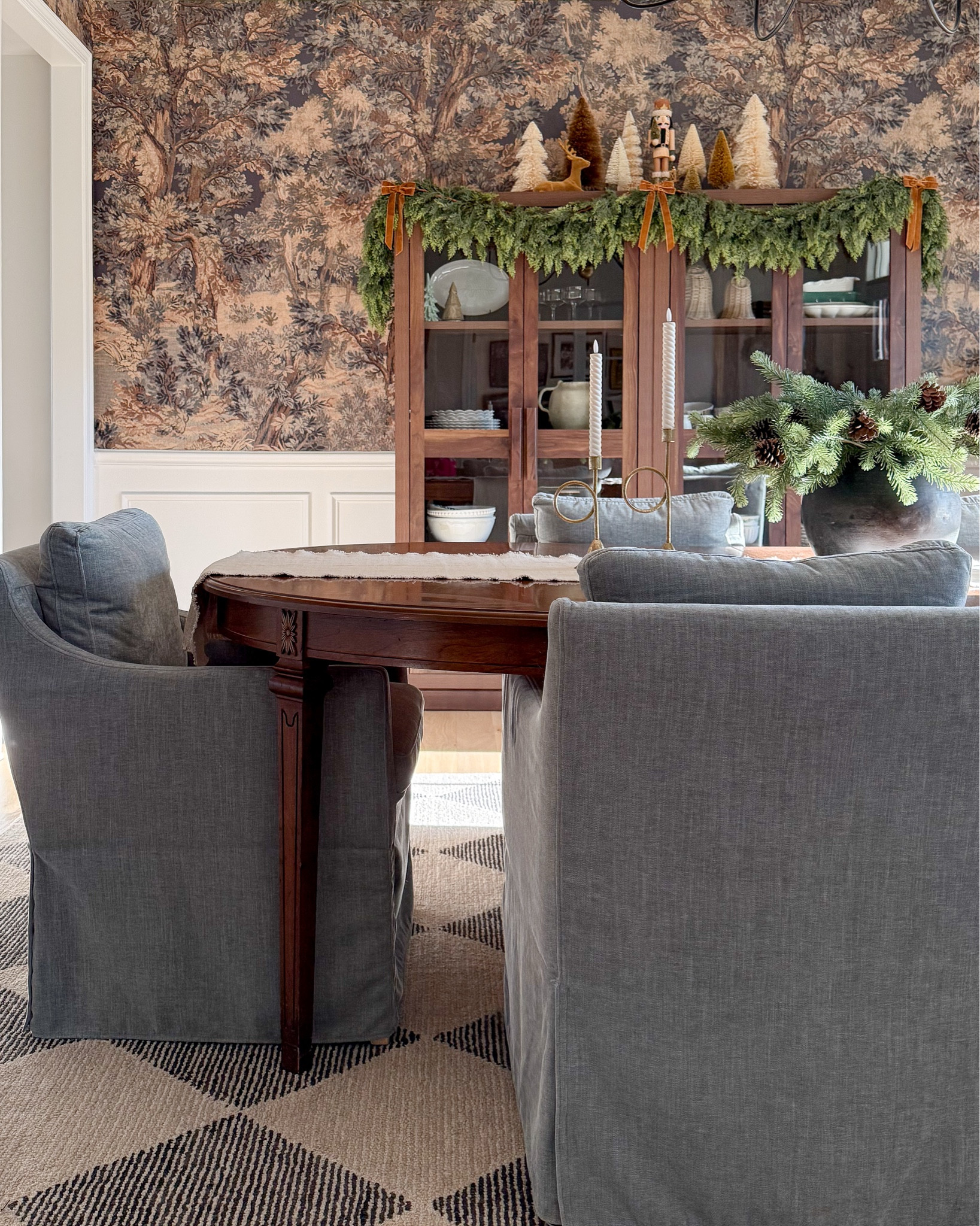 Warm and neutral modern Christmas dining room decor

#LTKHoliday #LTKSaleAlert #LTKHome