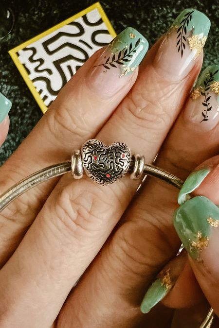 KEITH HARING X PANDORA verbindet Kunst und Schmuck!

Wie schon angekündigt, habe ich mir dieses besondere Schmuckstück gekauft, um mich immer an diesen wunderbaren Workshop zu erinnern, der letztes Wochenende stattgefunden hat 

Es war für mich deshalb so besonders, weil alles aufgegangen ist! Ich wollte in meinem Instagram Workshop teilen, wie leicht es ist, auf Social Media in die Sichtbarkeit zu kommen!

Wie leicht es sein kann, diesen Schweinehund zu besiegen, der dich davon abhält, täglich zu posten!

Damit die Mode und vor allem den Schmuck, den ich liebe nicht zu kurz kommen, gibt es zur Abwechslung mal wieder einen ♥️ Post!

Wie findest du die Kooperation zwischen Pandora und Keith Harington? 

#pandora #pandorabracelet #pandoramurano #pandoraph #pandoracharms #pandoracharm #pandorasilver #pandoraofficial #pandoralover #pandoralovers #pandoraholic #mypandorabracelet #mypandoradiary #mypandoracollection #mypandorastory #pandorastyle #pandoracollector #pandora_moments #pandorahearts #pandoramomentscollection #pandoramonamour #pandorastyle #ilovepandora #theofficialpandora #pandoraholic #pandorapink #pandoramania #dopandora

#LTKstyletip #LTKSeasonal #LTKeurope