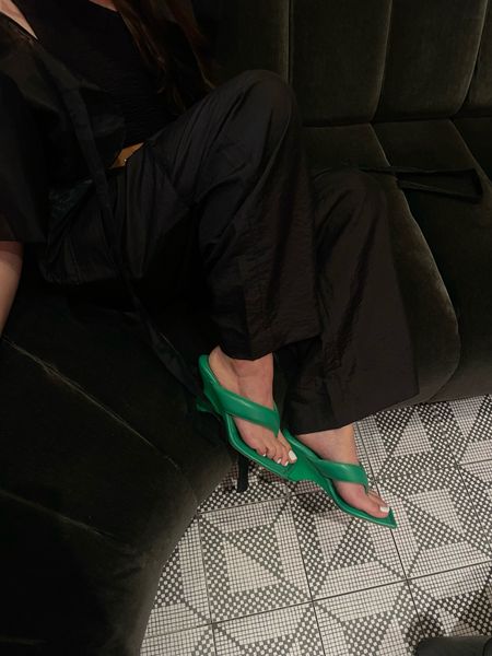 Took a while for me to figure out the shoes for this #NYFW outfit. Ultimately settled on these because they are ridiculously comfortable (so much padding), not too high, and such a great green. Added the perfect pop of color. Linked my cargos and these heels in my bio and in the app: 

#LTKshoecrush
