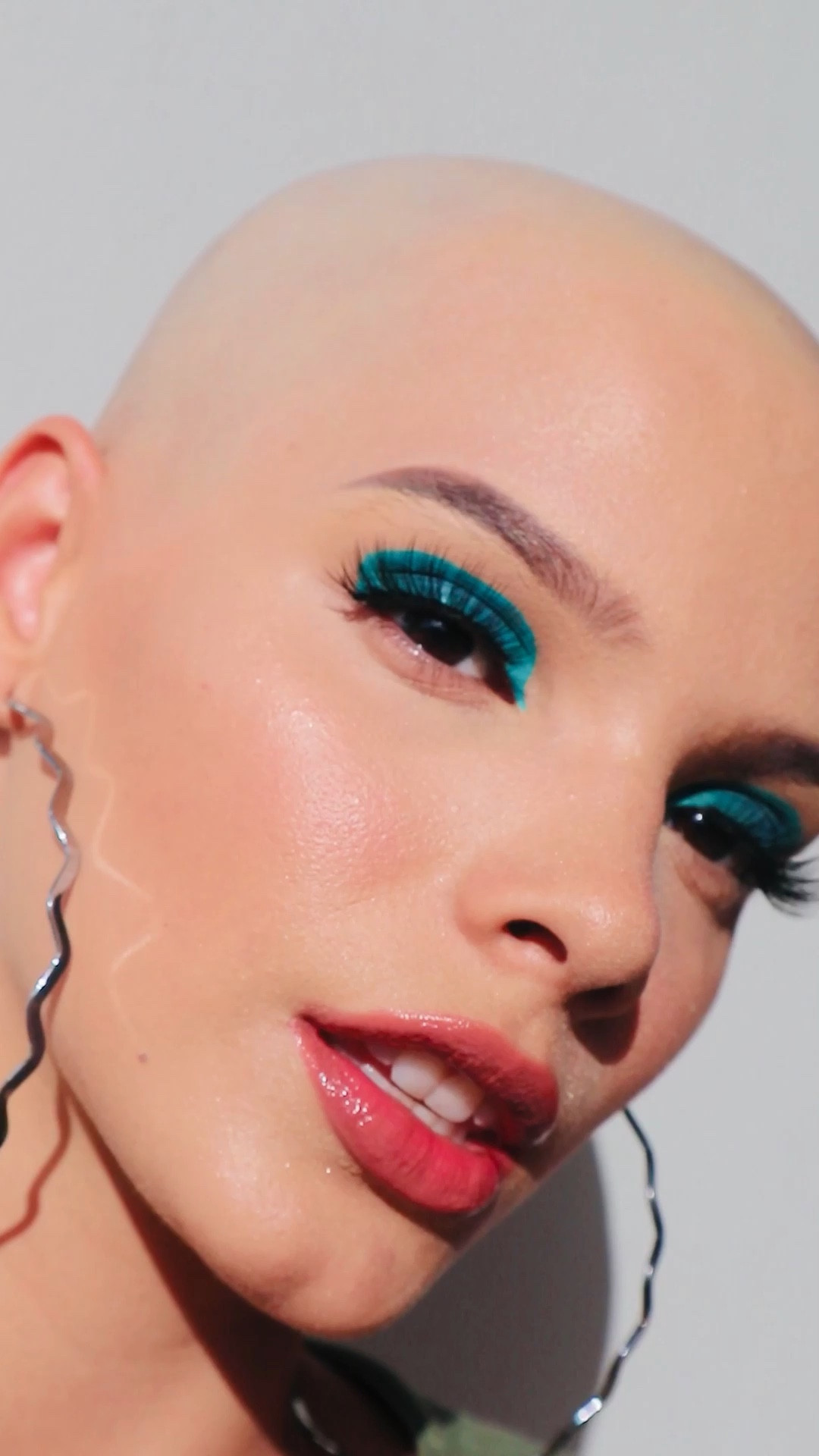 maquiagem com sombra azul + cabeça raspada 

#LTKVideo #LTKbrasil #LTKbeauty