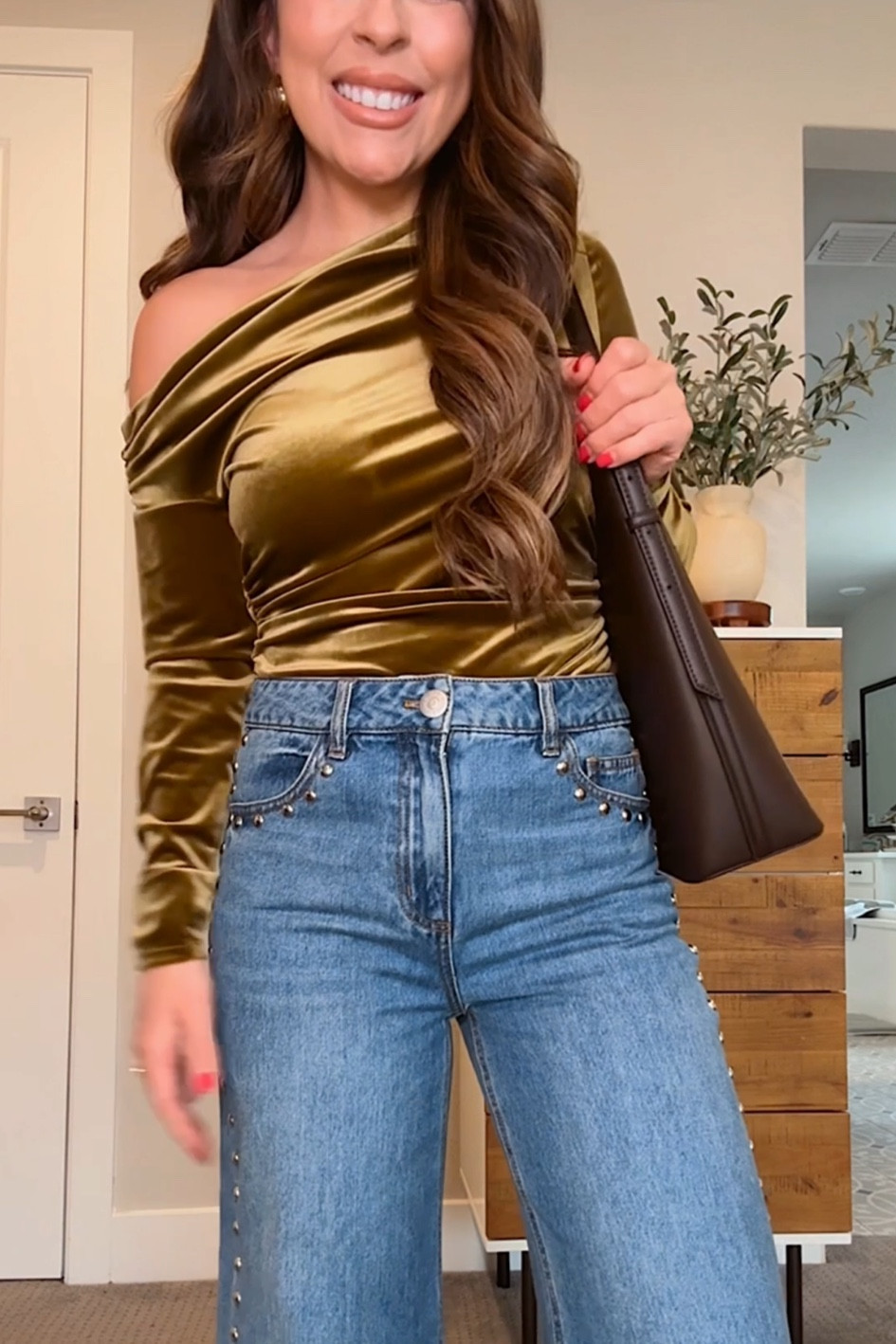 Velvet off the shoulder top. Wearing xs
Styled with these high waisted studded jeans. Wearing size 25

Abercrombie style
Holiday outfit
Causal holiday outfit
Holiday top
Velvet top



#LTKSaleAlert #LTKHoliday #LTKFindsUnder50
