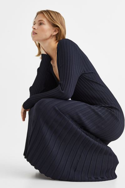 Geripptes Strickkleid | H&M (DE, AT, CH, NL, FI)