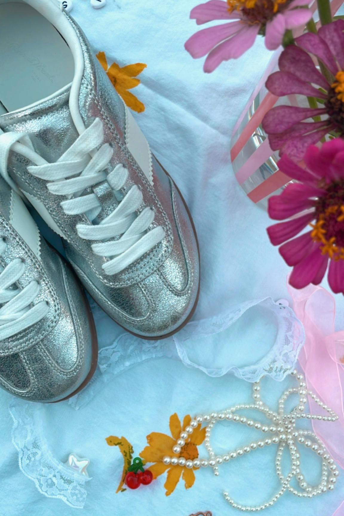 Metallic sneakers and cutie bows 🤍 #sneakercharms #sneakers #metallic 