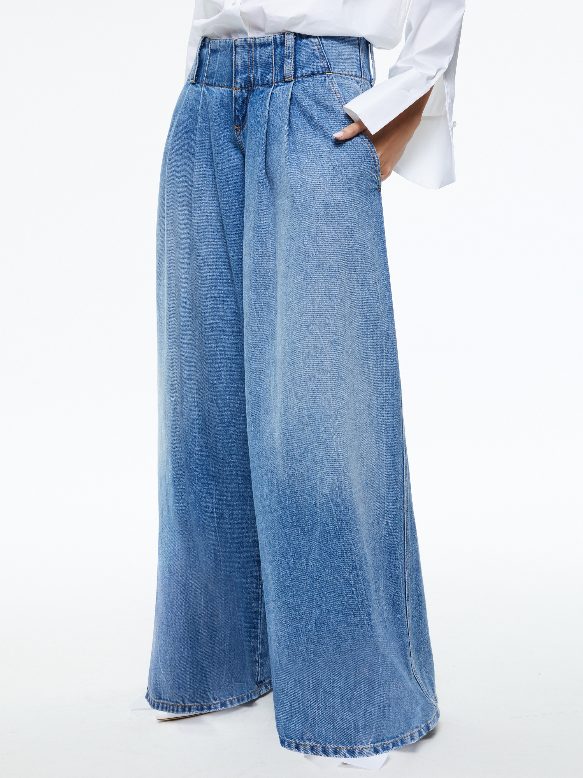 ANDERS LOW RISE PLEATED JEAN | Alice + Olivia