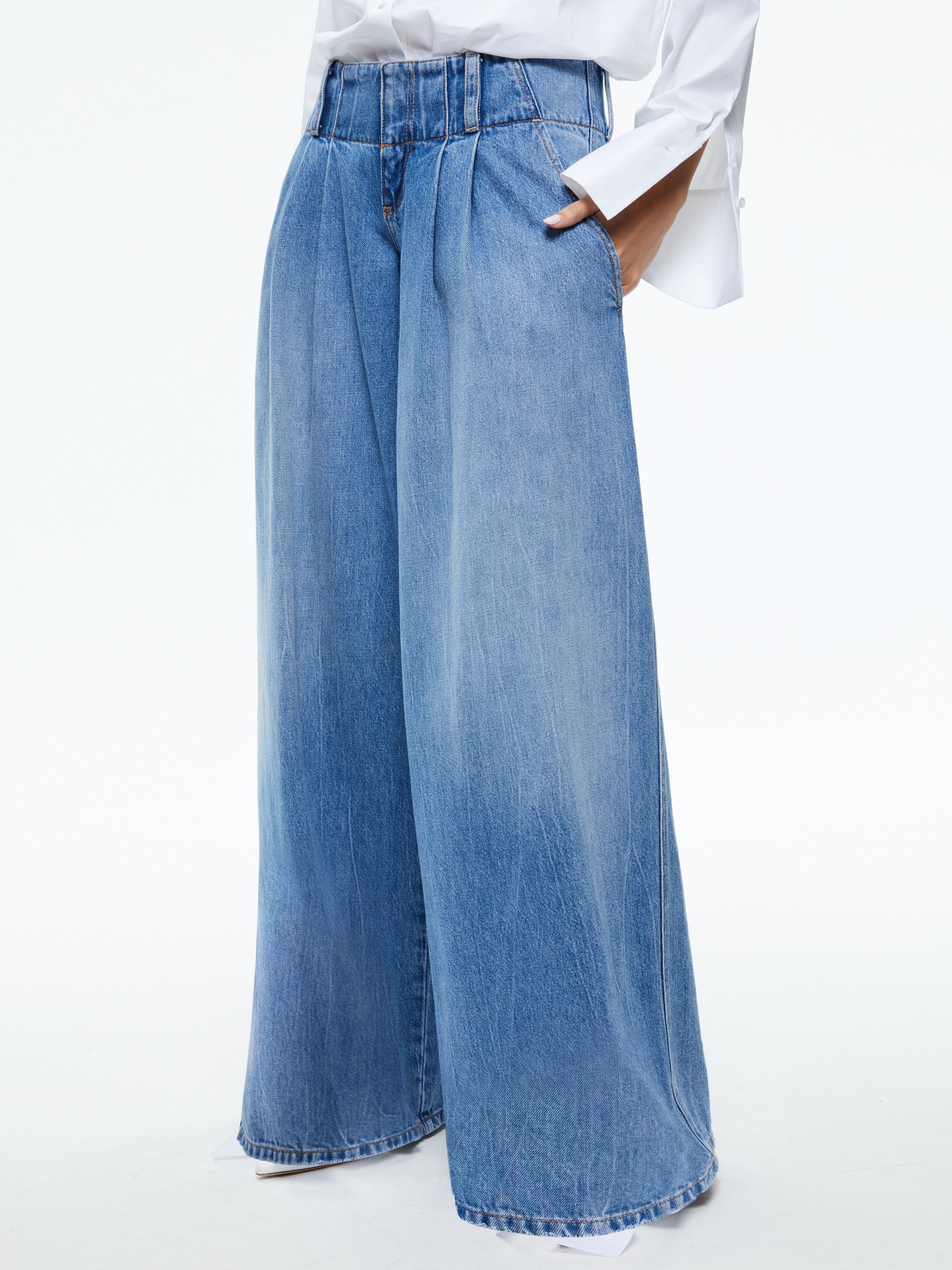 ANDERS LOW RISE PLEATED JEAN | Alice + Olivia