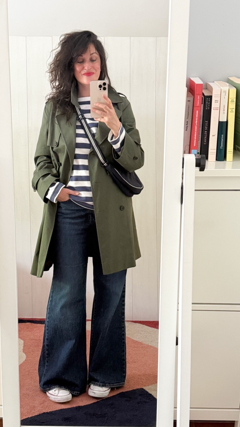 . Trench kaki #uniqloC 
. Sweat rayé #monoprix 
. Jean flare #levis 
. #converse en cuir blanc 
. Sac banane bleu marine et bleu #uniqlo 
. Baume à lèvres coloré #labello

#LTKfrance #LTKeurope #LTKspring