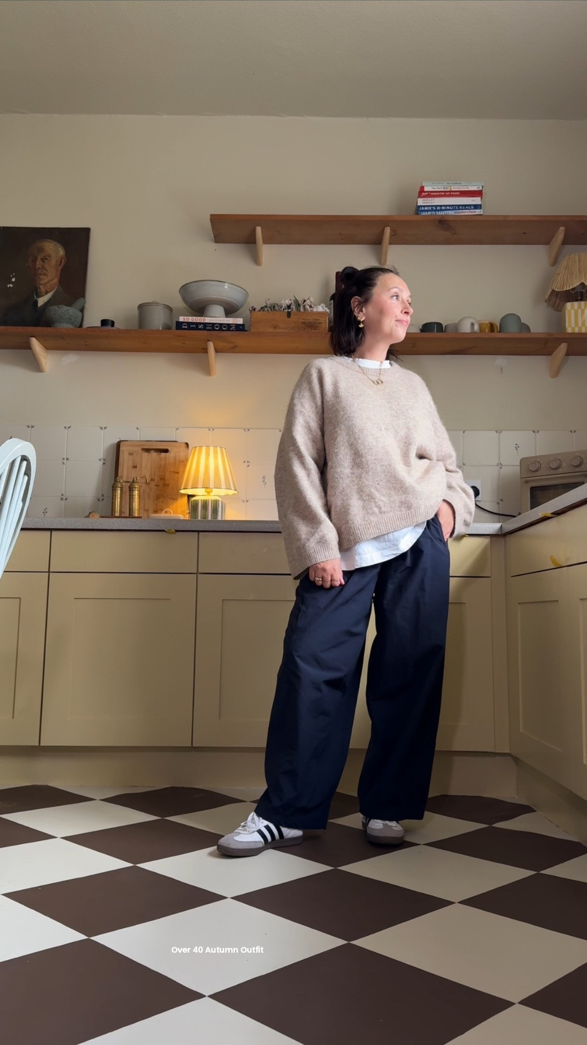 Casual barrel leg trousers outfit with layered oversize white t-shirt and alpaca wool jumper. 

Trousers - Bershka
T-shirt - Topshop
Jumper - Arket / H&M
Trainers - adidas gazelles


#LTKautumn #LTKuk #LTKeurope