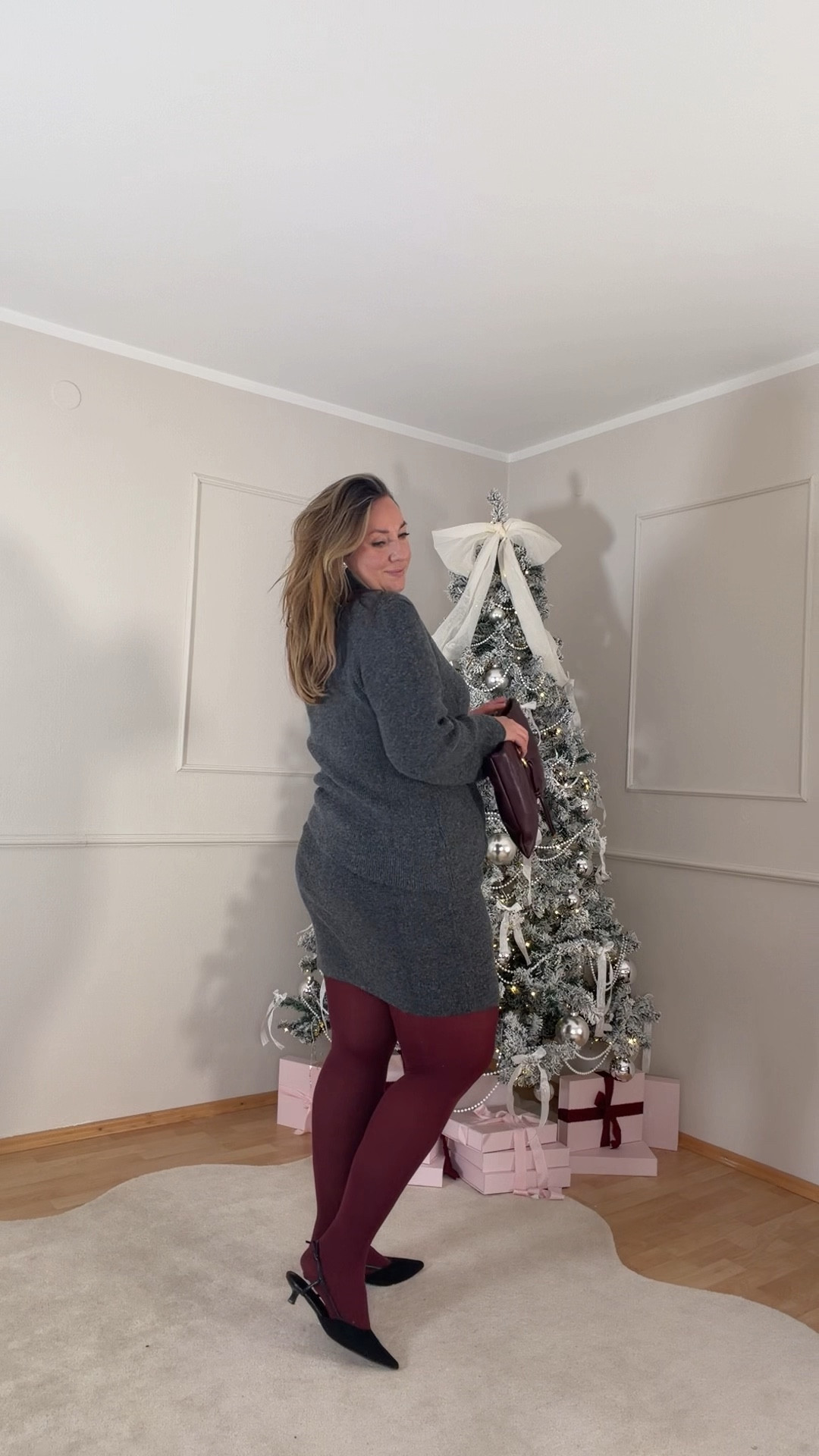 Day 3 of 31 Days of Plus Size Fashion ✨
Heute trage ich dieses wunderschöne Set – ich bin absolut verliebt! Besonders in Kombi mit bordeauxfarbenen Strumpfhosen… ein Traum. 😍
Grau × Bordeaux ist für mich einfach die perfekte Herbst-Winter-Kombi.

Und pssst: Nächste Woche kommt ein ganz eigenes Thema rund um Strumpfhosen – es lohnt sich also definitiv dranzubleiben. 👀🧦

Wie immer könnt ihr den kompletten Look unten in LTK shoppen. 💕

#LTKdeutschland #LTKfestive #LTKplussize