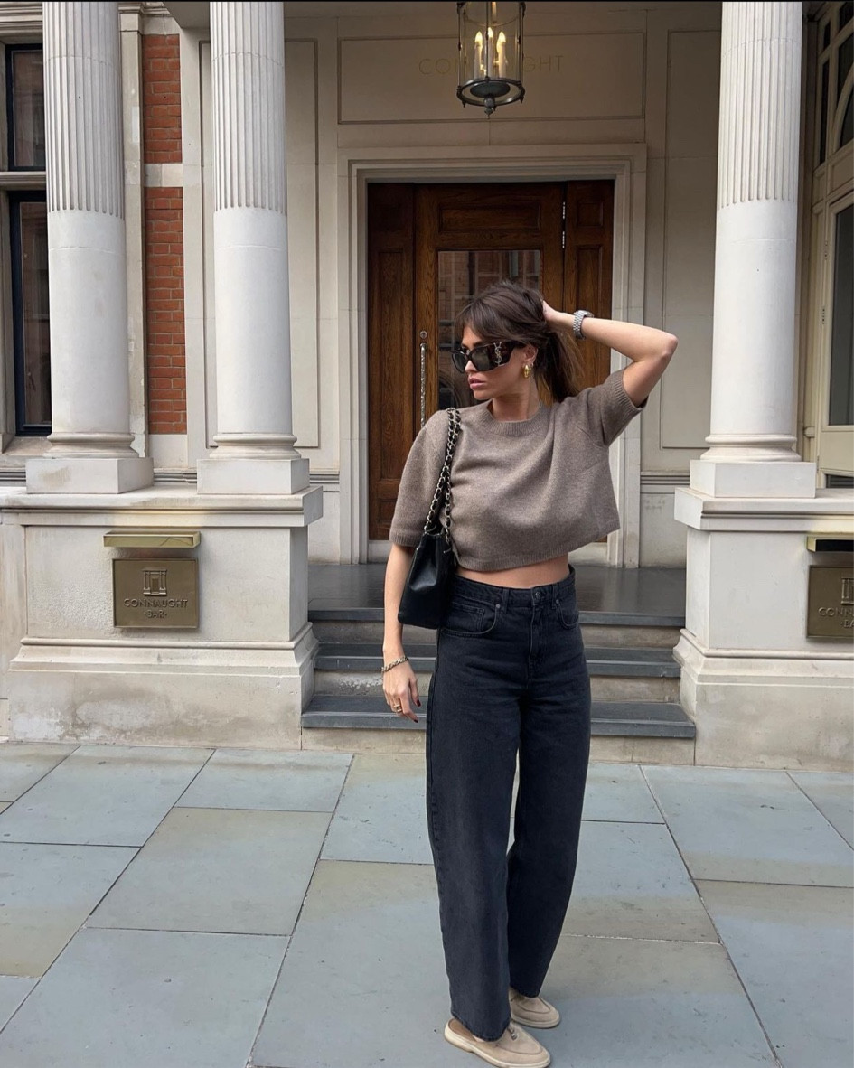 Look casual 

pull en laine taupe, pull léger couleur taupe, jeans balloon, jeans noir, jeans taille haute noir, chaussures Loro Piana, chaussures babouche charms sable 

#LTKshoecrush #LTKstyletip #LTKeurope