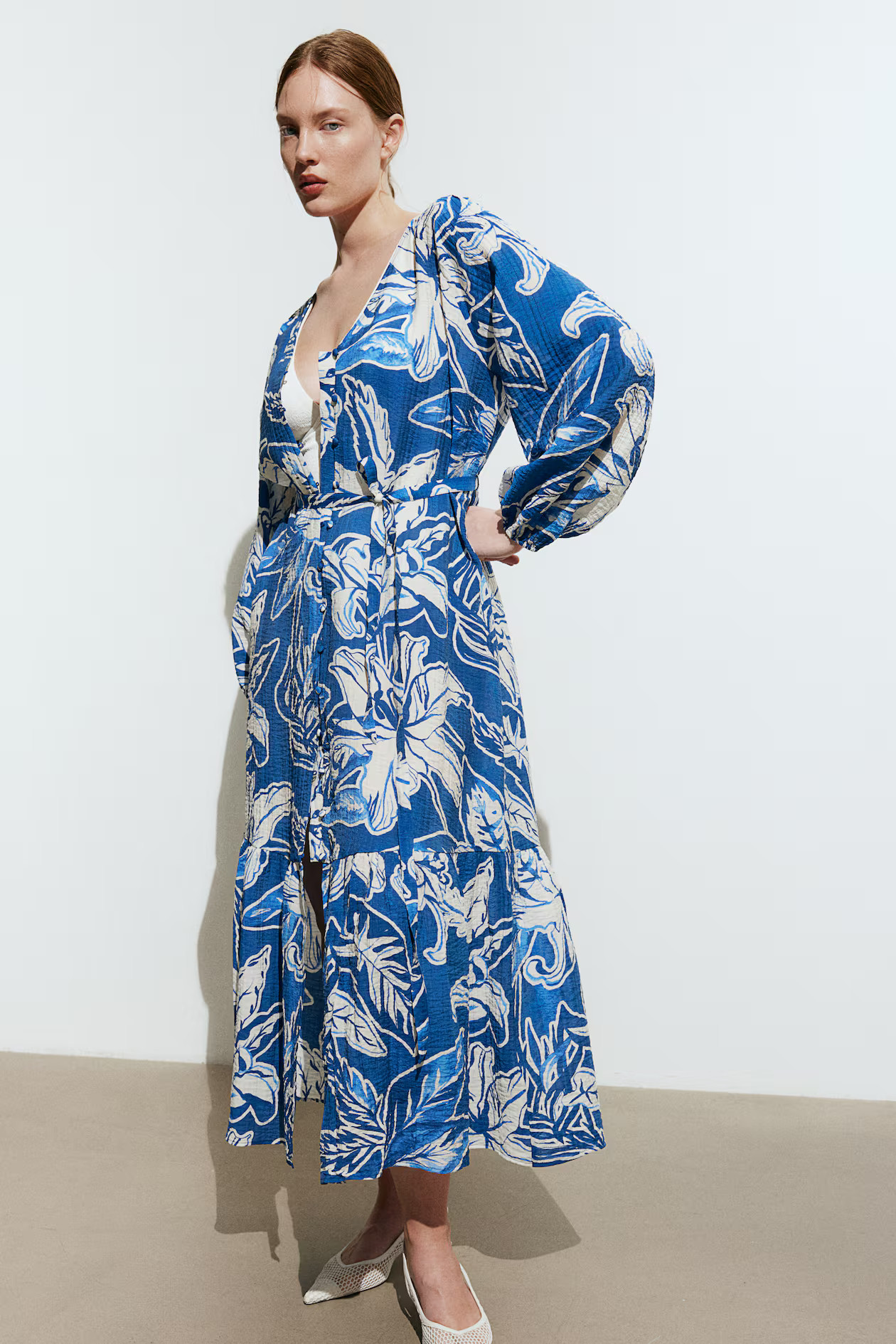 Crêpe-Kleid mit Bindegürtel - V-Ausschnitt - Langarm - Blau/Geblümt - Ladies | H&M AT | H&M (DE, AT, CH, NL, FI)