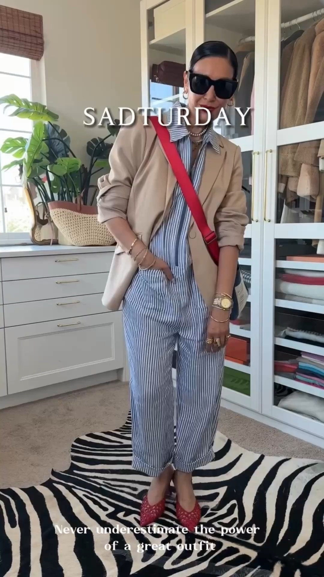 Saturday stripes with a pop of red. ❤️ A relaxed striped set paired with a classic blazer and bold accessories — the kind of mix that makes an everyday outfit feel instantly elevated.