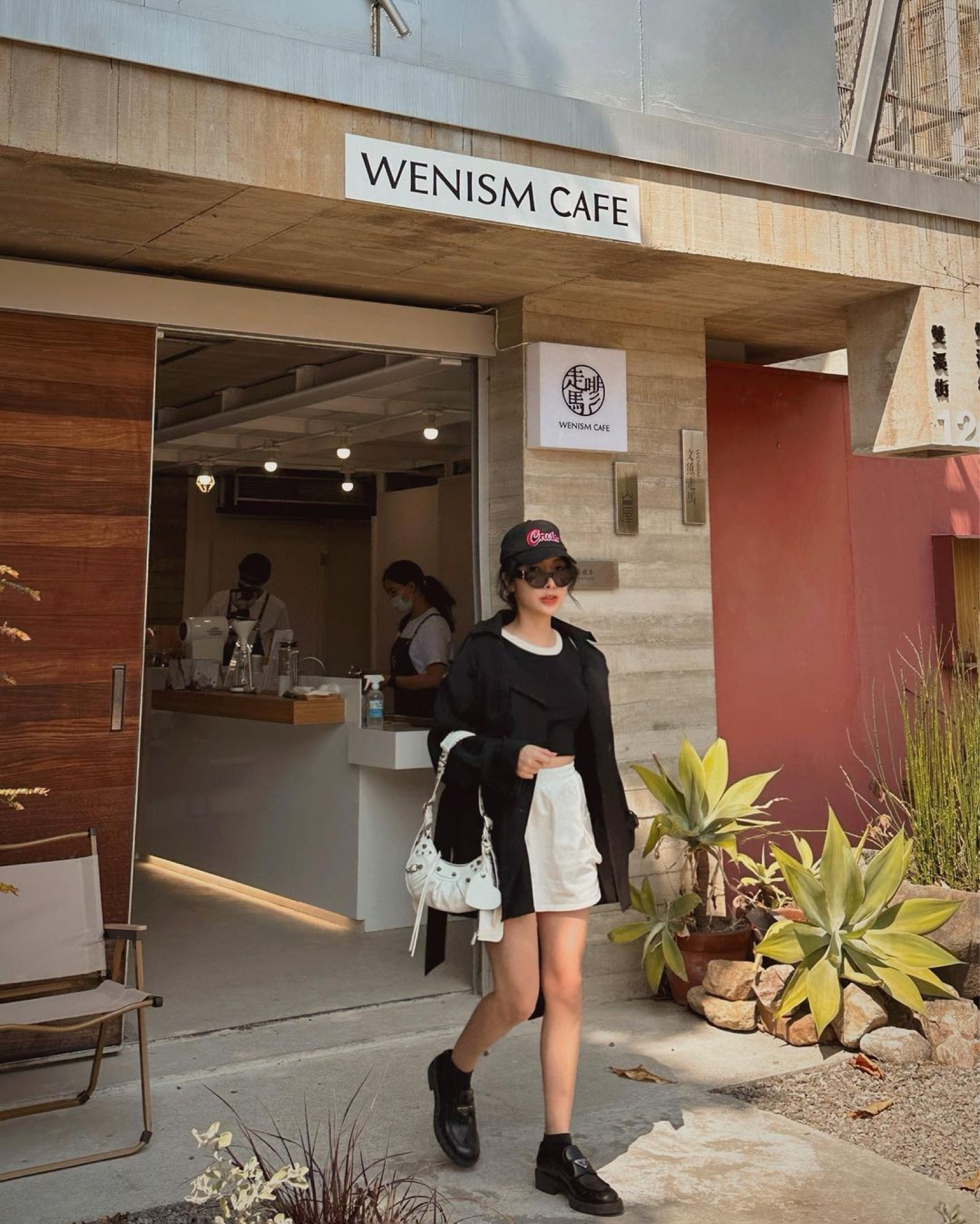 從士林的小巷子一個轉彎好像瞬間移動到韓國
整間的氛圍都好棒～
我可以在這裡坐著發呆度過一個下午🌾🍂☕️☁️
/
coat and skirt @withuslove_by_korea
/
#lesoutfit #ootd
#LTKtaiwan #LTKasia

#LTKshoecrush #LTKstyletip