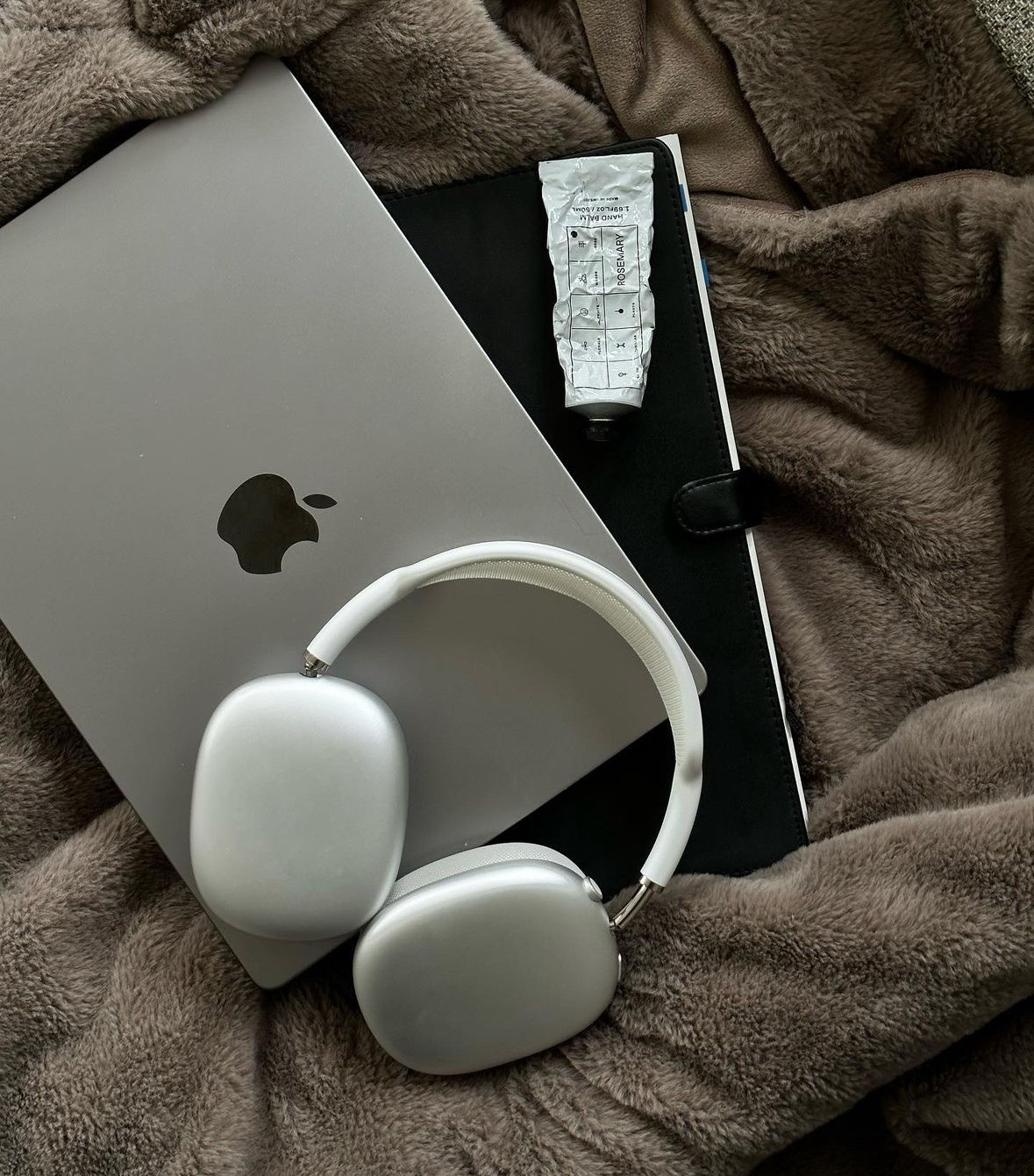 spring home decor ideas, summer home refresh, minimalist home decor for spring, floral decor ideas, outdoor patio ideas, cozy backyard makeover, trending wall colors for spring, summer tablescape inspiration, decluttering for spring, breezy curtains for summer, indoor plants for warmer weather, small space summer decorating tips 

 #LTKHome #LTKWorkwear #LTKTravel